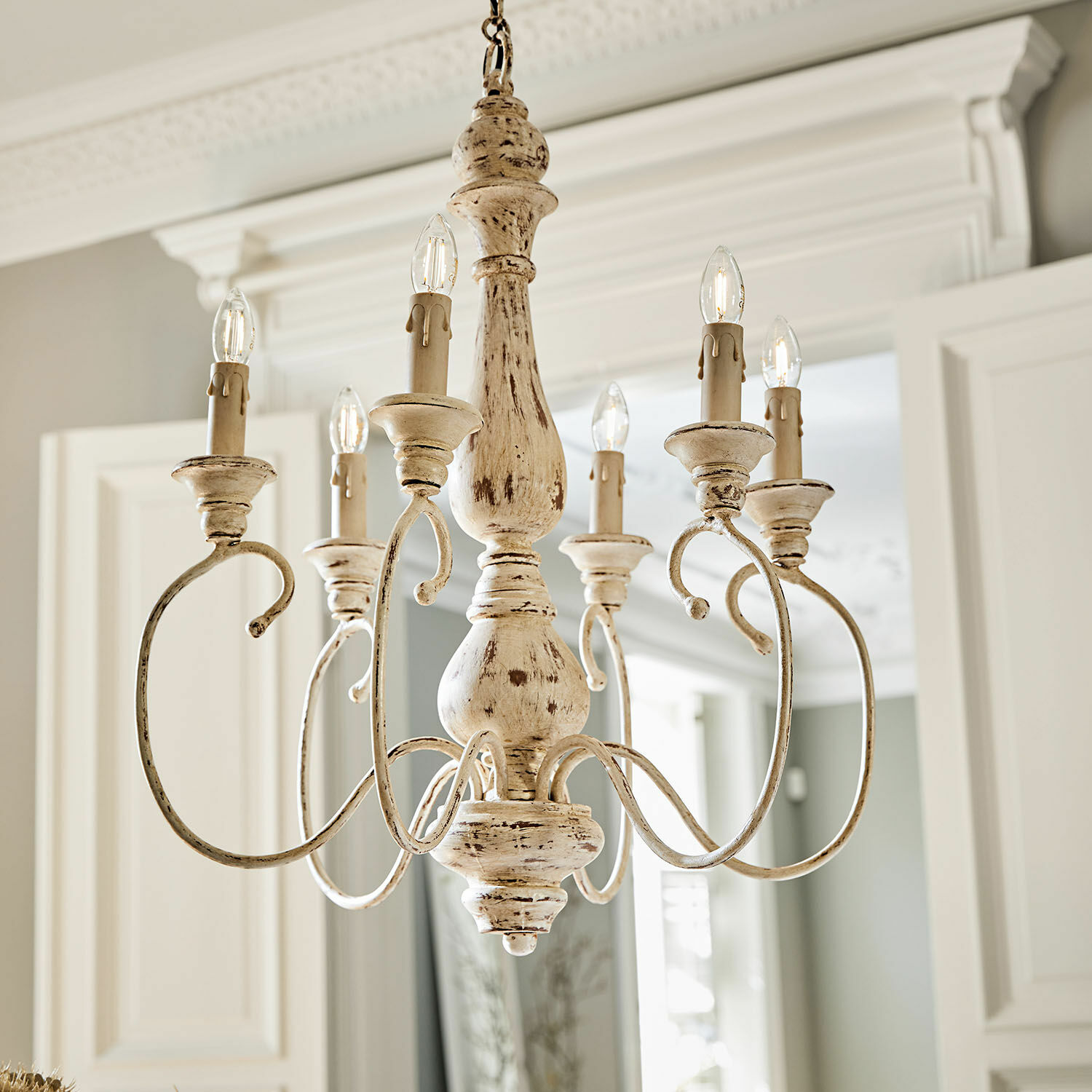Lampa wisząca Greenwich Rustykalny żyrandol z metalu w postarzałym białym kolorze do klasycznego wnętrza