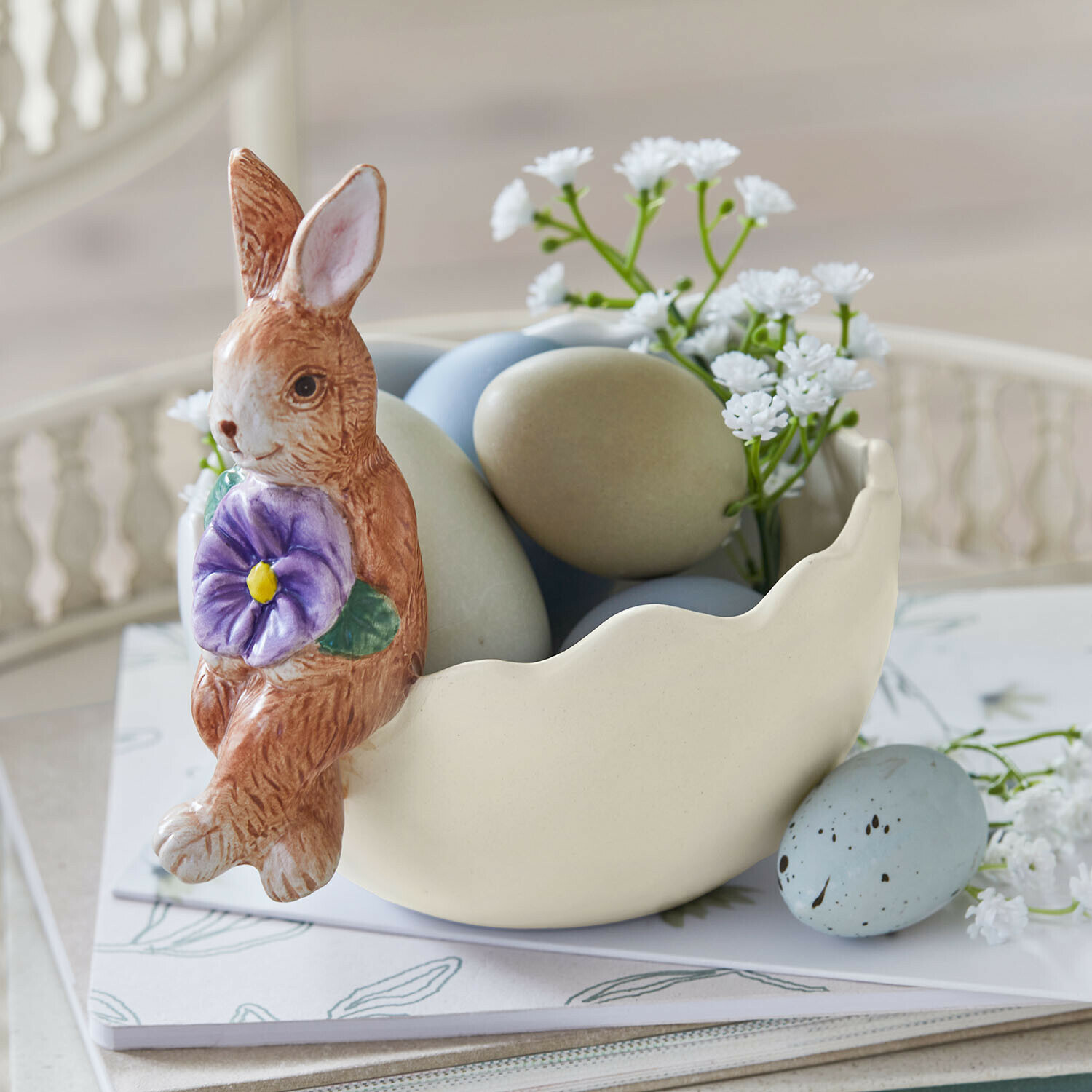 Miska z zajączkiem Jasélie Ceramiczna miska z zającem i pastelowymi jajkami oraz białymi kwiatami na wiosenną dekorację stołu