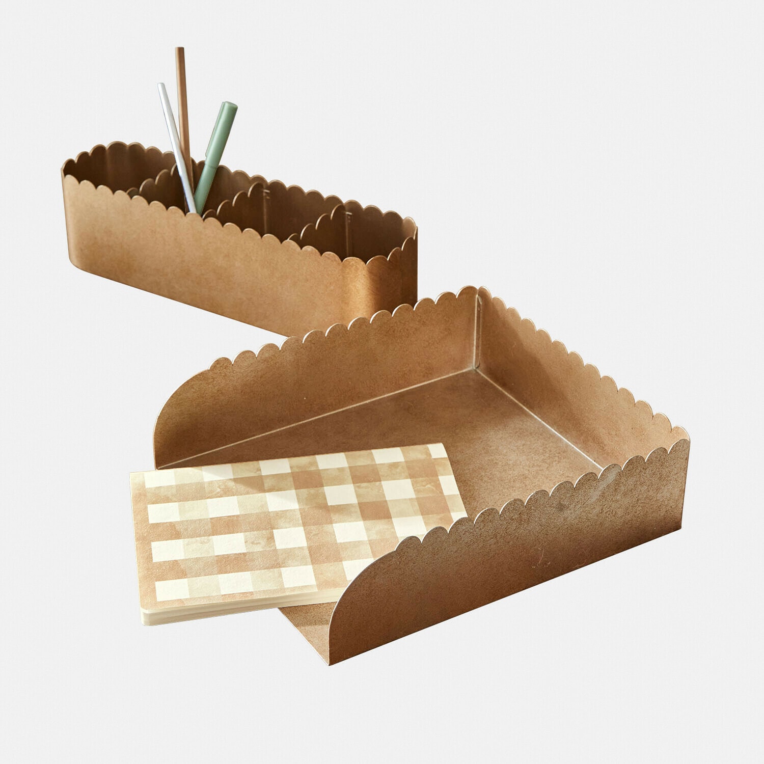 Brązowy organizer z falistymi krawędziami z materiału MDF do biurka z przegródkami i notesem w kratkę