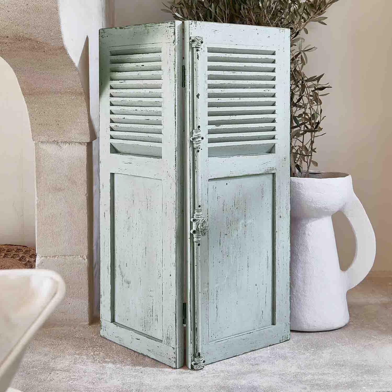 Drewniana, postarzana, jasnoszara przegroda z żaluzjami w stylu vintage do dekoracji wnętrz