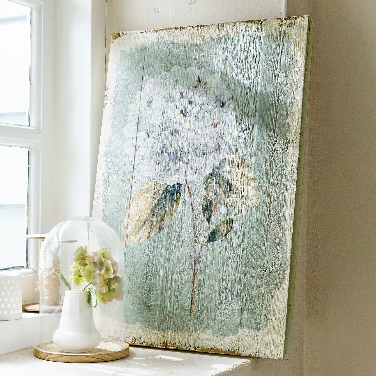 Tablica dekoracyjna Isle Obraz na drewnie z motywem białego kwiatu na zielonym tle do dekoracji wnętrz