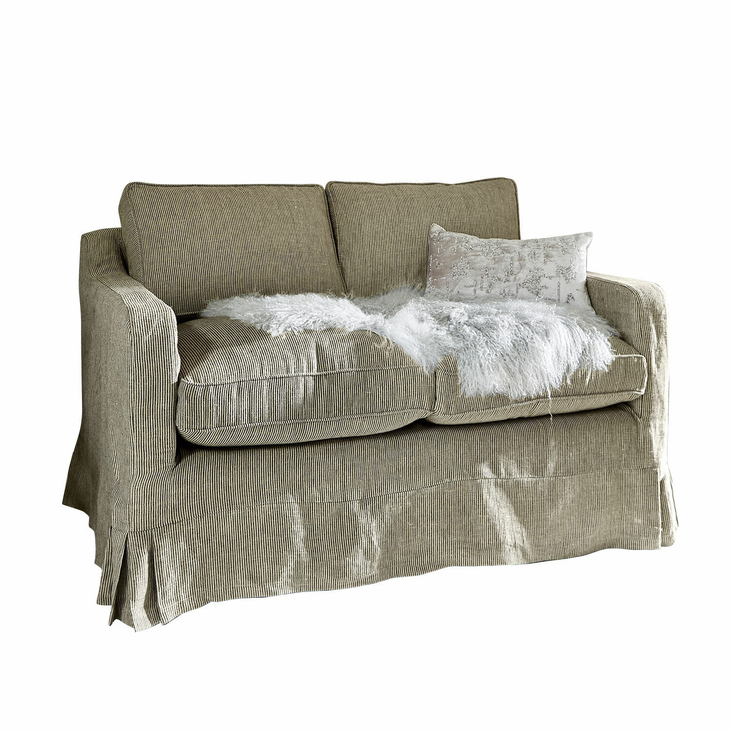 Sofa Briarcliff Dwumiejscowa sofa w beżowym prążkowanym materiale z białym futrzanym kocem i jasną poduszką dekoracyjną