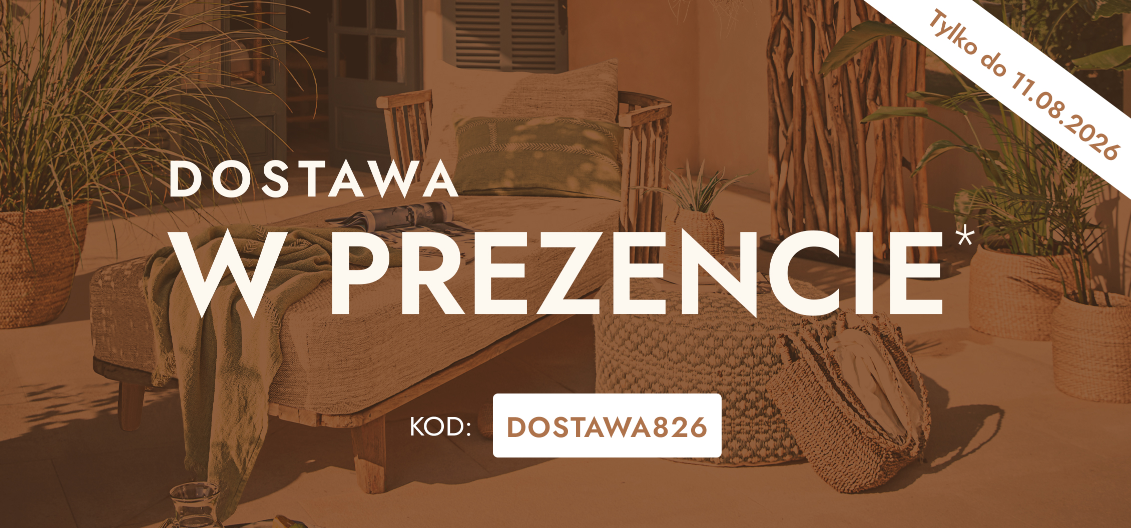 Przytulny taras z drewnianym leżakiem, zielonym kocem i naturalnymi dekoracjami z rattanu