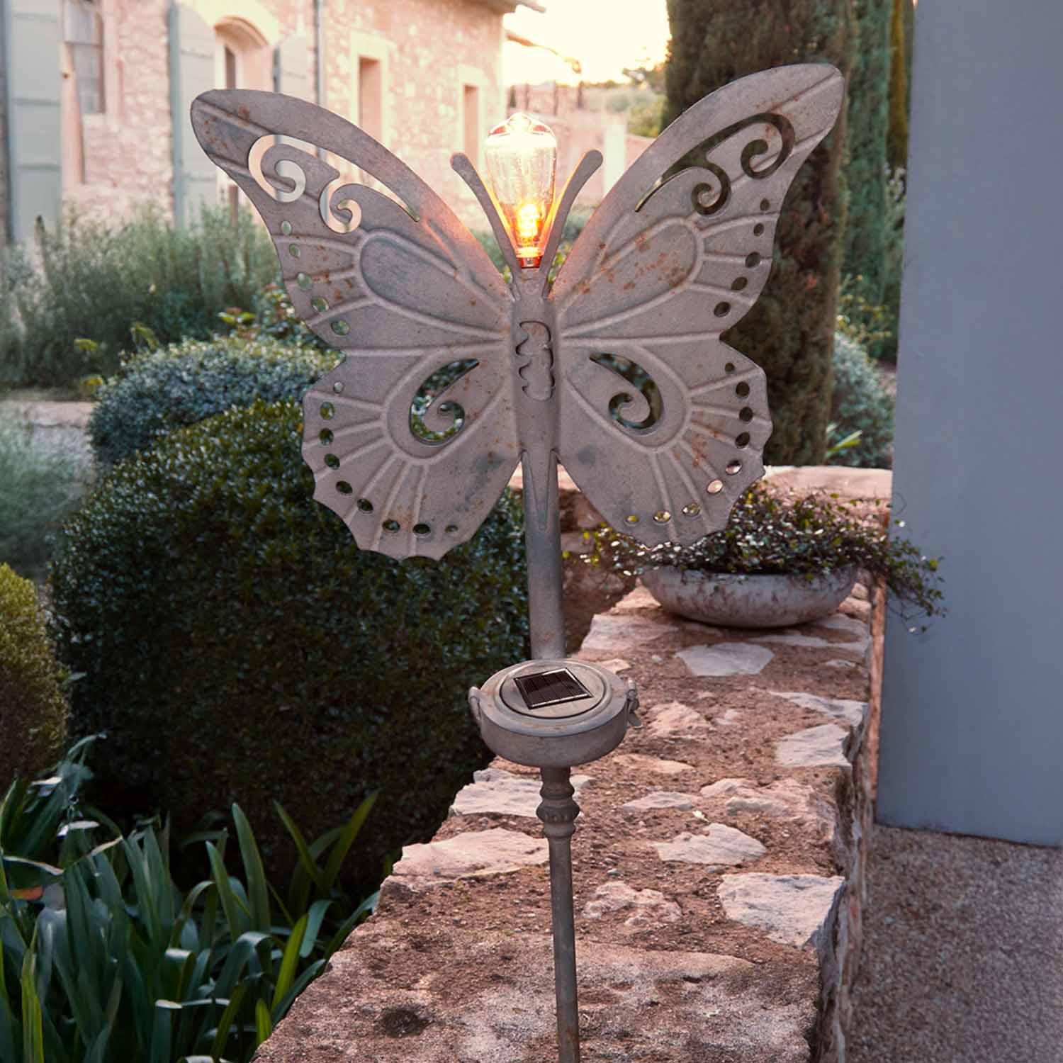 Ozdobna metalowa lampa ogrodowa w kształcie motyla z szarą patyną i solarną lampką LED