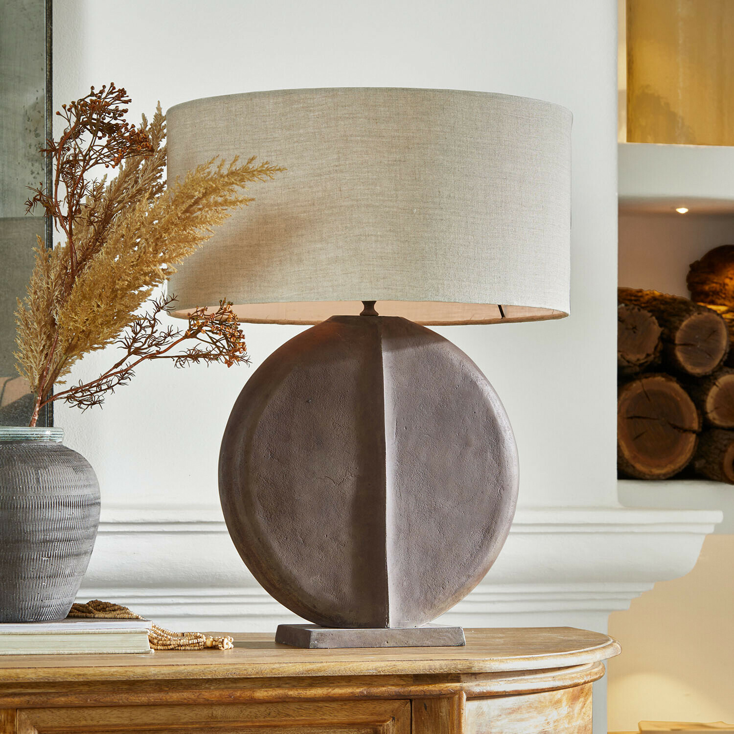 Lampa stołowa Calverna Lampka stołowa z okrągłą brązową podstawą z ceramiki i beżowym abażurem do salonu