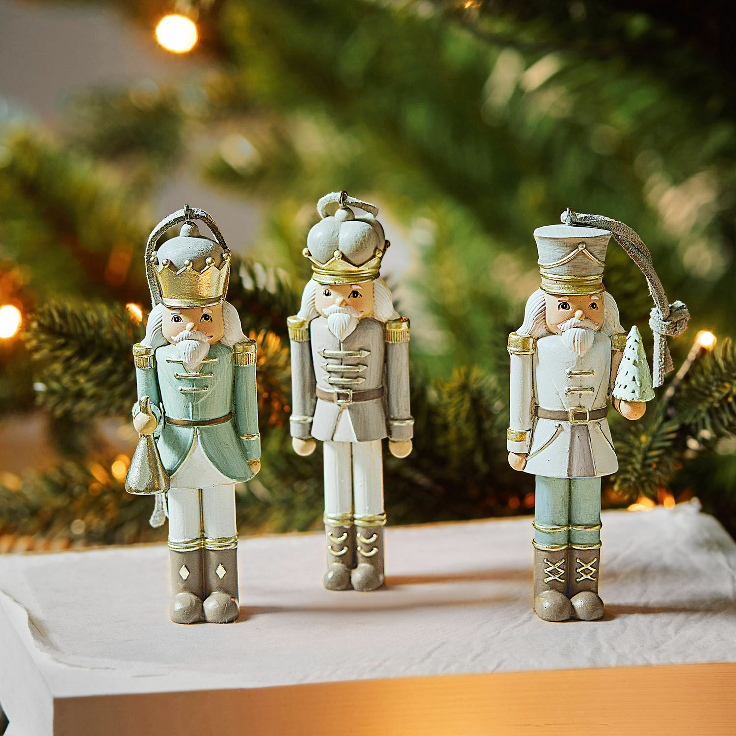 Dekoracja wisząca, zestaw 3 szt. Randolph Zestaw trzech drewnianych ozdób nutcracker w pastelowych kolorach do dekoracji świątecznych