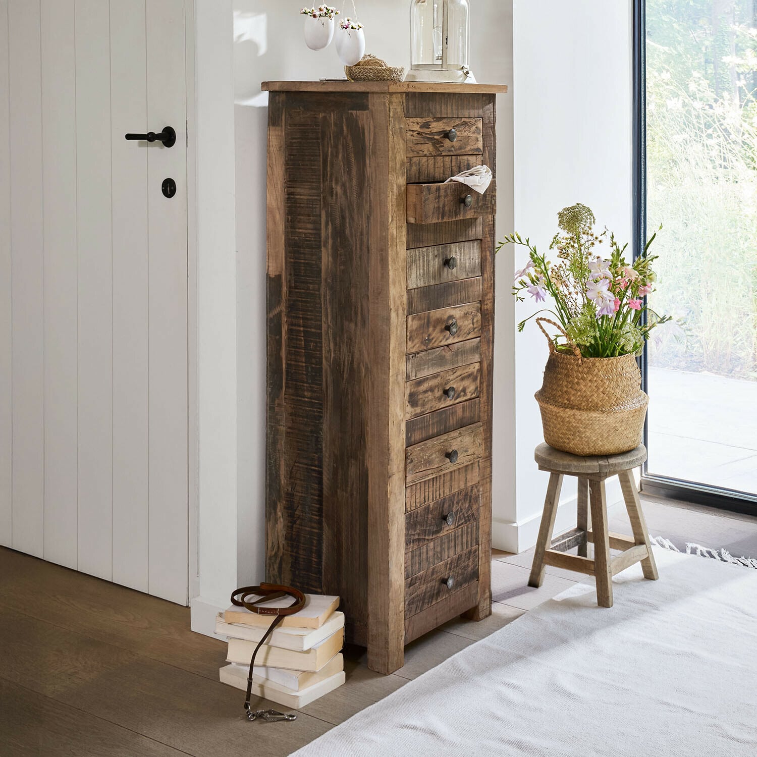 Wysoka komoda z drewna w stylu rustykalnym z wieloma szufladami w naturalnym brązowym kolorze