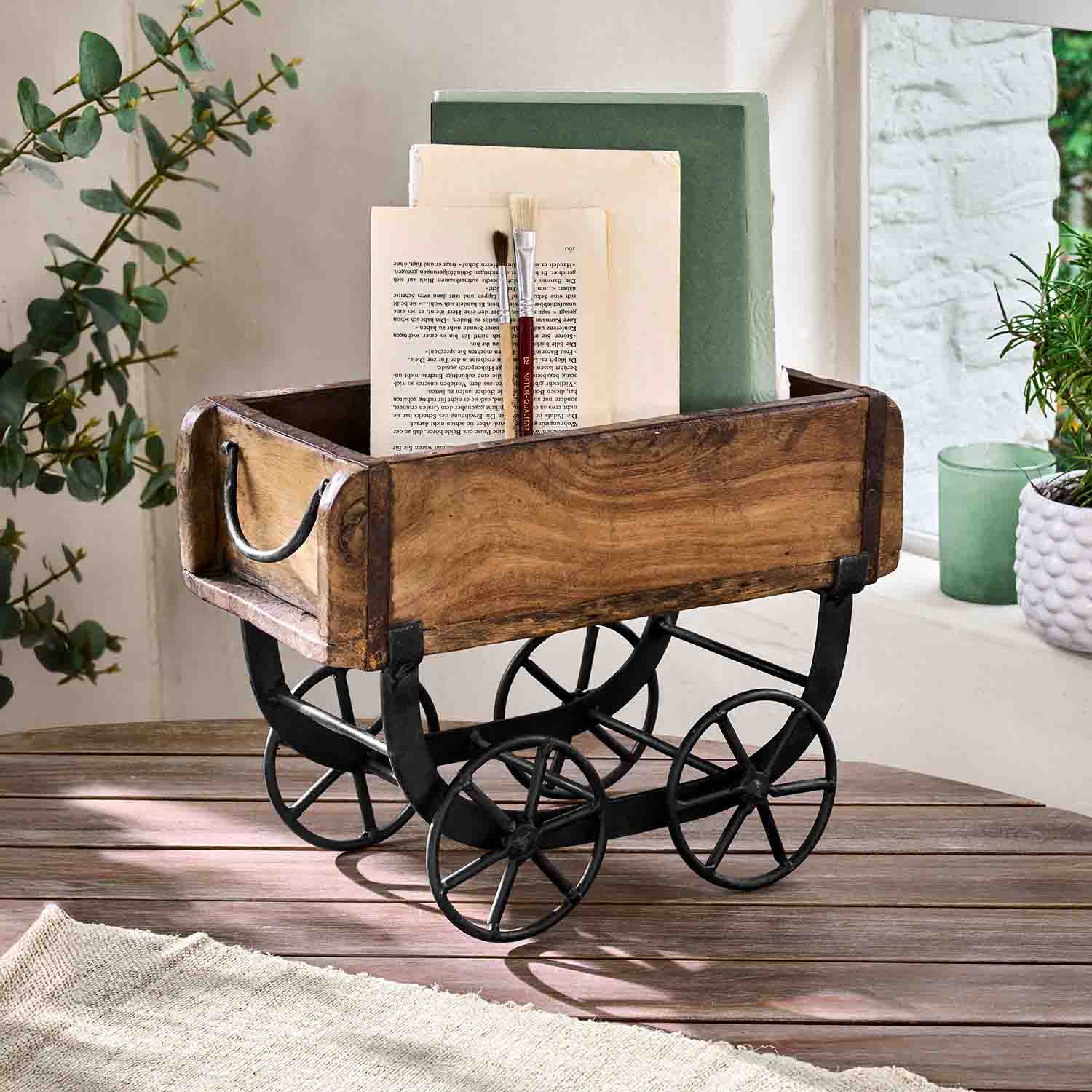 Drewniana dekoracyjna skrzynka na metalowych kołach w stylu vintage do przechowywania książek i pędzli