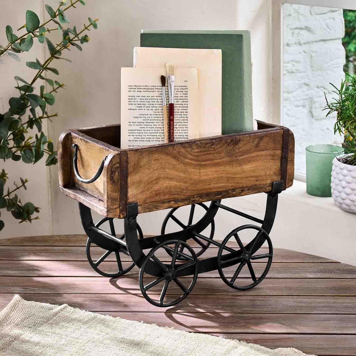 Drewniana dekoracyjna skrzynka na metalowych kołach w stylu vintage do przechowywania książek i pędzli