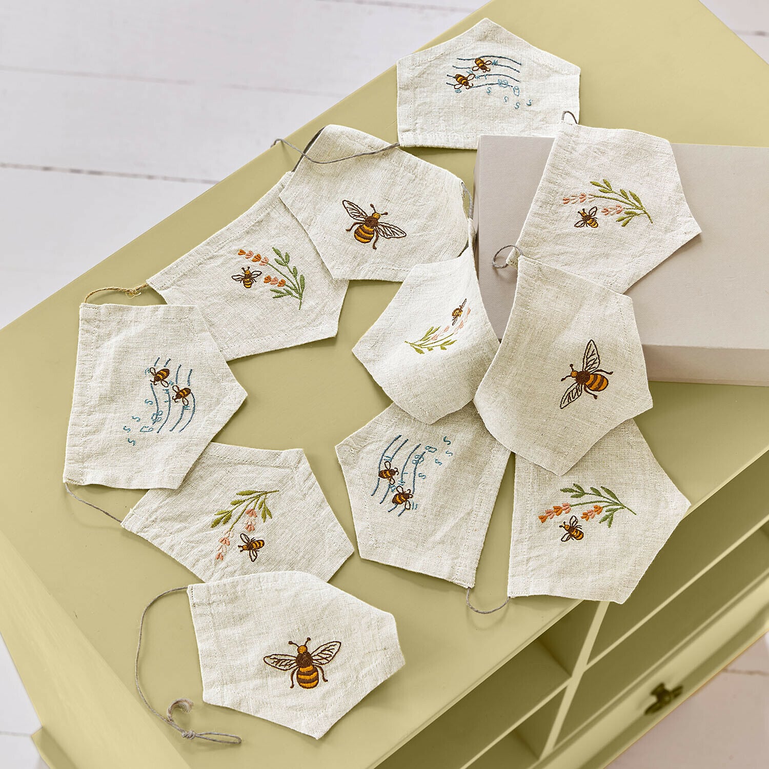 Lniane maseczki ochronne w naturalnym kolorze z haftem pszczół i kwiatów, ekologiczne akcesoria ochronne