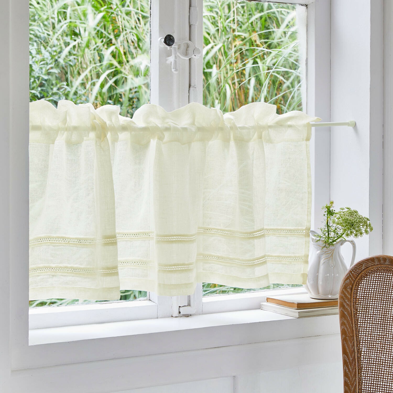 Zazdrostka Jolivane Kremowa firanka z lnu z delikatnym zdobieniem, idealna do kuchni, naturalny materiał i lekki design