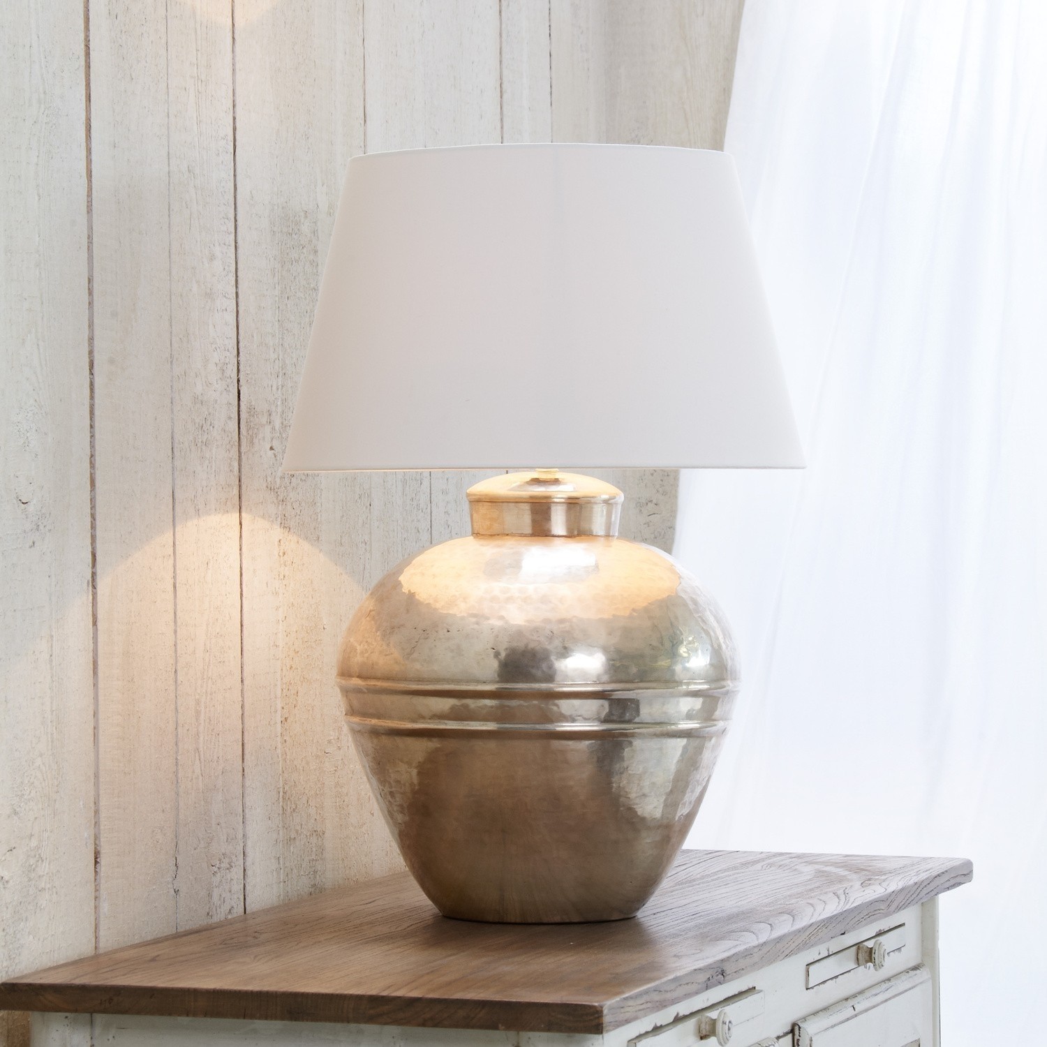 Lampa stołowa Madison Lampa stołowa z mosiądzu z białym abażurem na drewnianym blacie, dekoracja wnętrz i oświetlenie