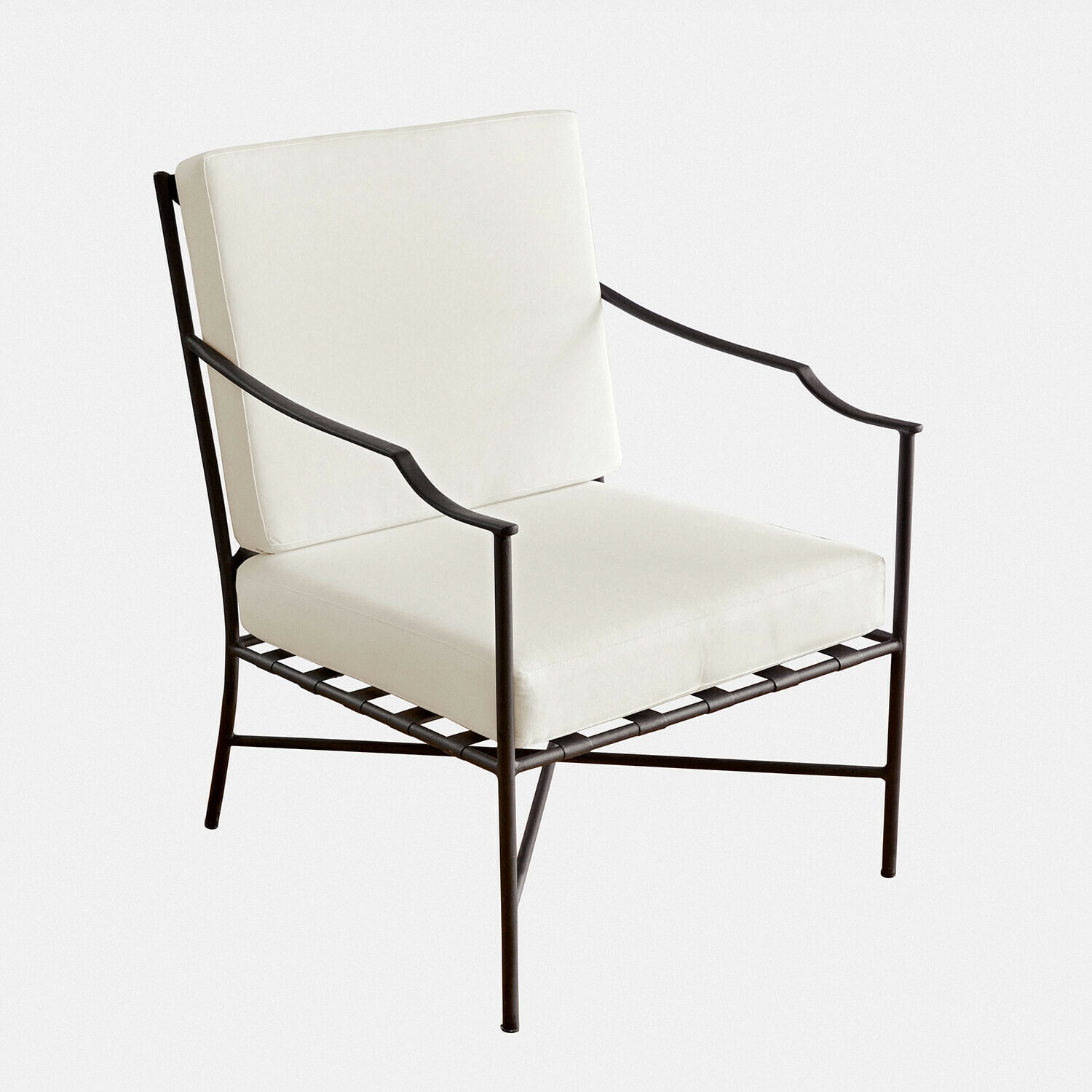 Fotel z metalową ramą w kolorze czarnym z białymi poduszkami, nowoczesny design do salonu