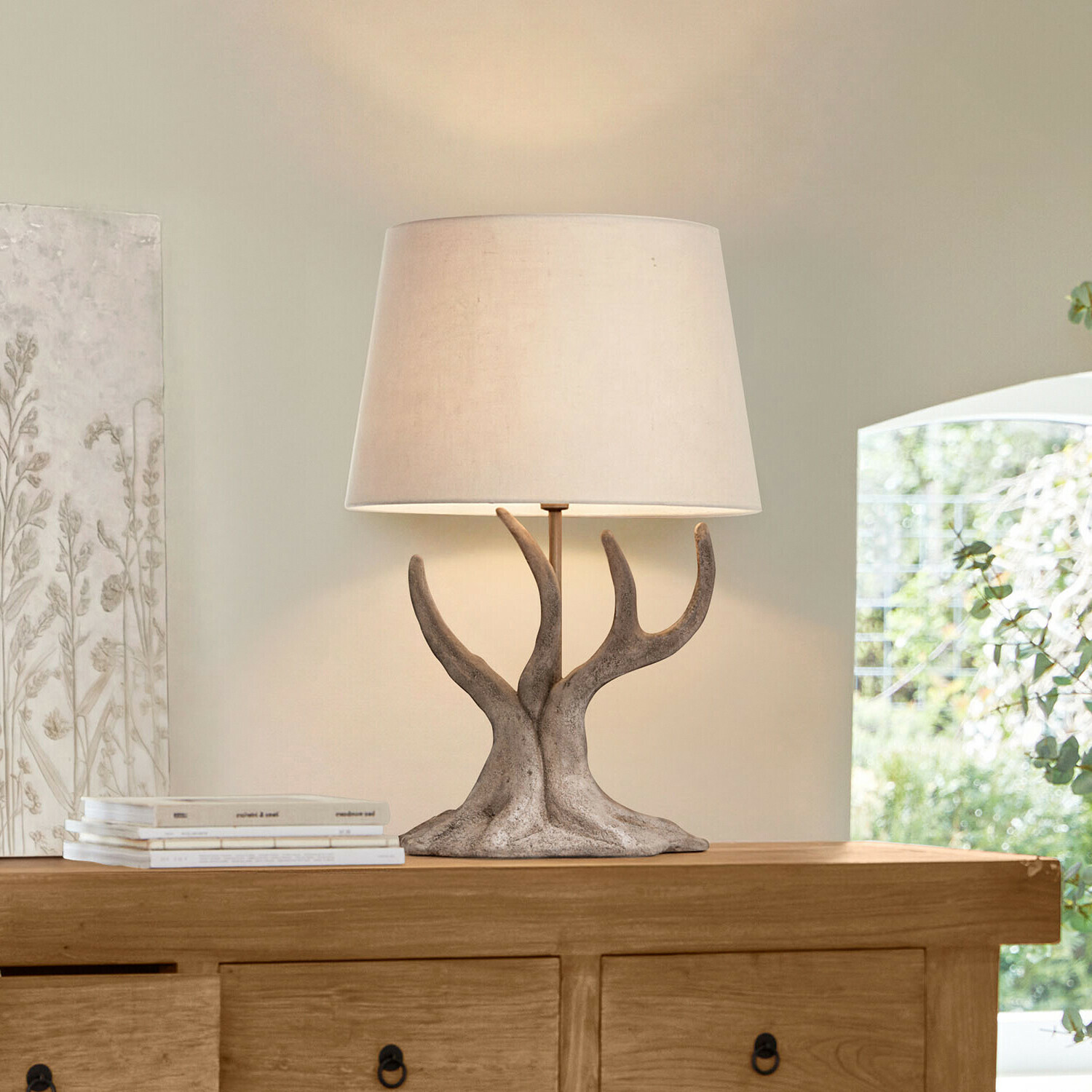 Lampa stołowa Kestrell Lampka stołowa z beżowym abażurem i podstawą przypominającą gałęzie w kolorze szarym, dekoracja wnętrz