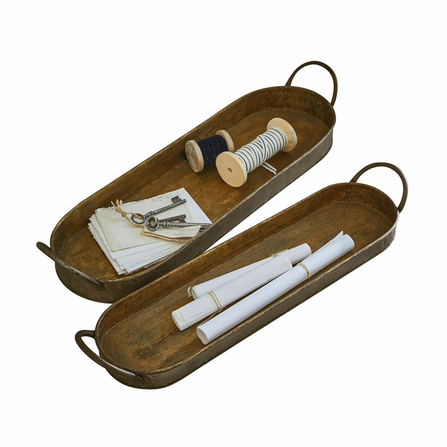 Taca, zestaw 2 szt. Célianne Dwa metalowe, brązowe tace z uchwytami, jedna z kluczami i szpulkami nici, druga z zwojami papieru