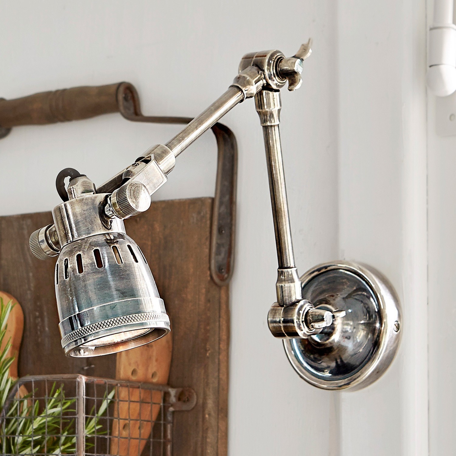 Kinkiet Abagail Regulowana lampa ścienna z metalu w stylu vintage, srebrna, idealna do oświetlenia wnętrz