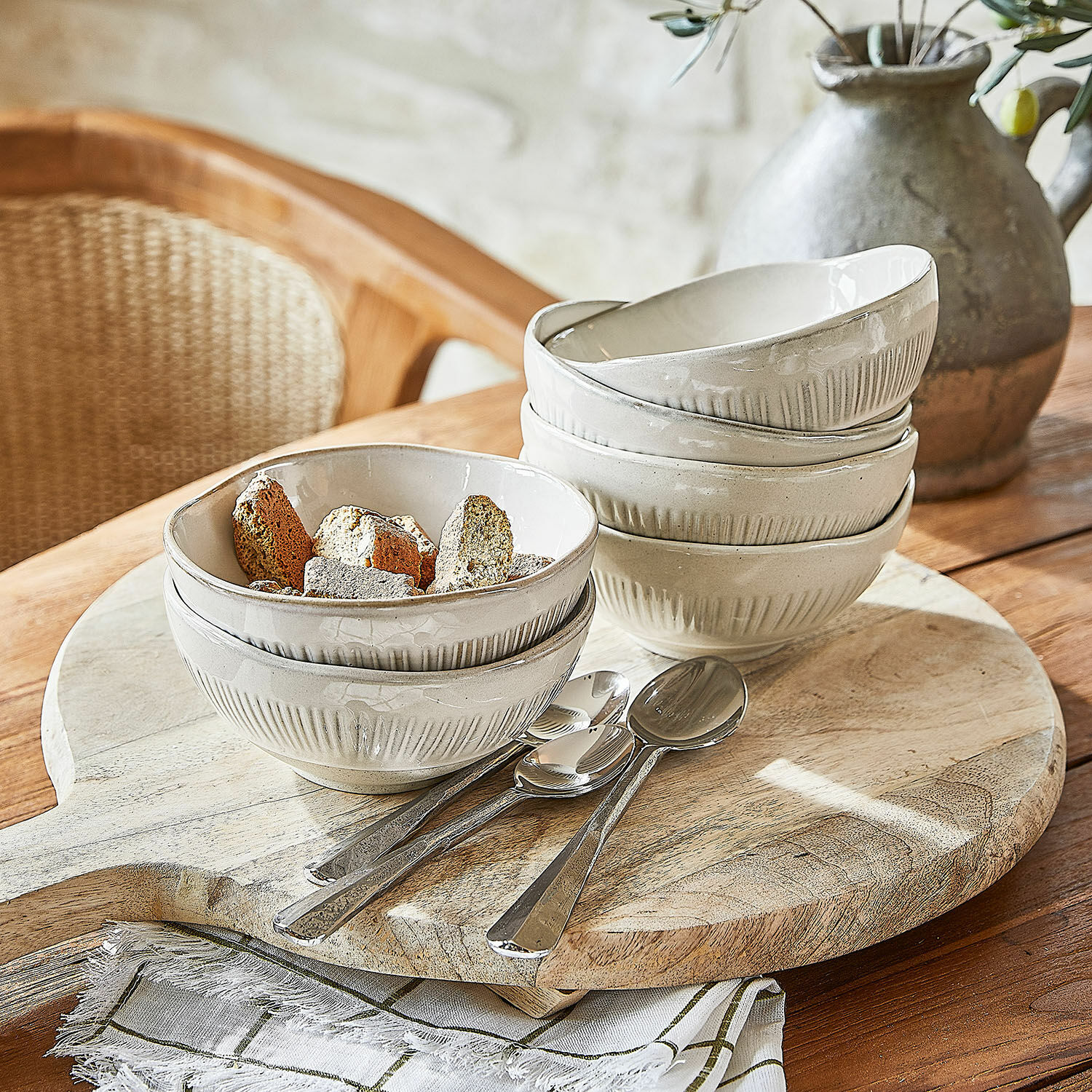 Zestaw 6 miseczek Périers Zestaw kremowych ceramicznych misek z teksturą na drewnianej desce do serwowania w rustykalnym stylu