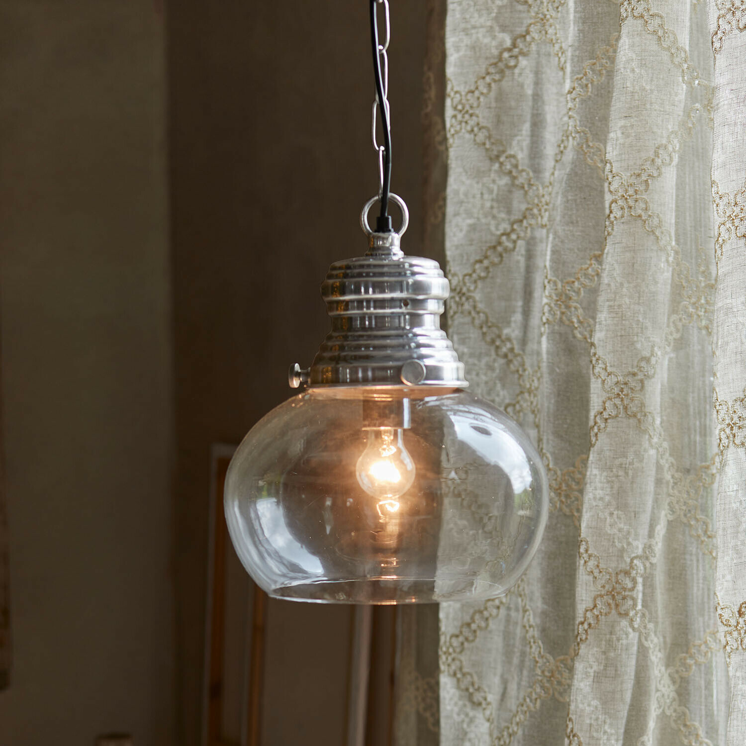 Lampa wisząca Jule Szklana lampa wisząca z metalowym srebrnym kloszem, dekoracyjna lampa sufitowa do salonu