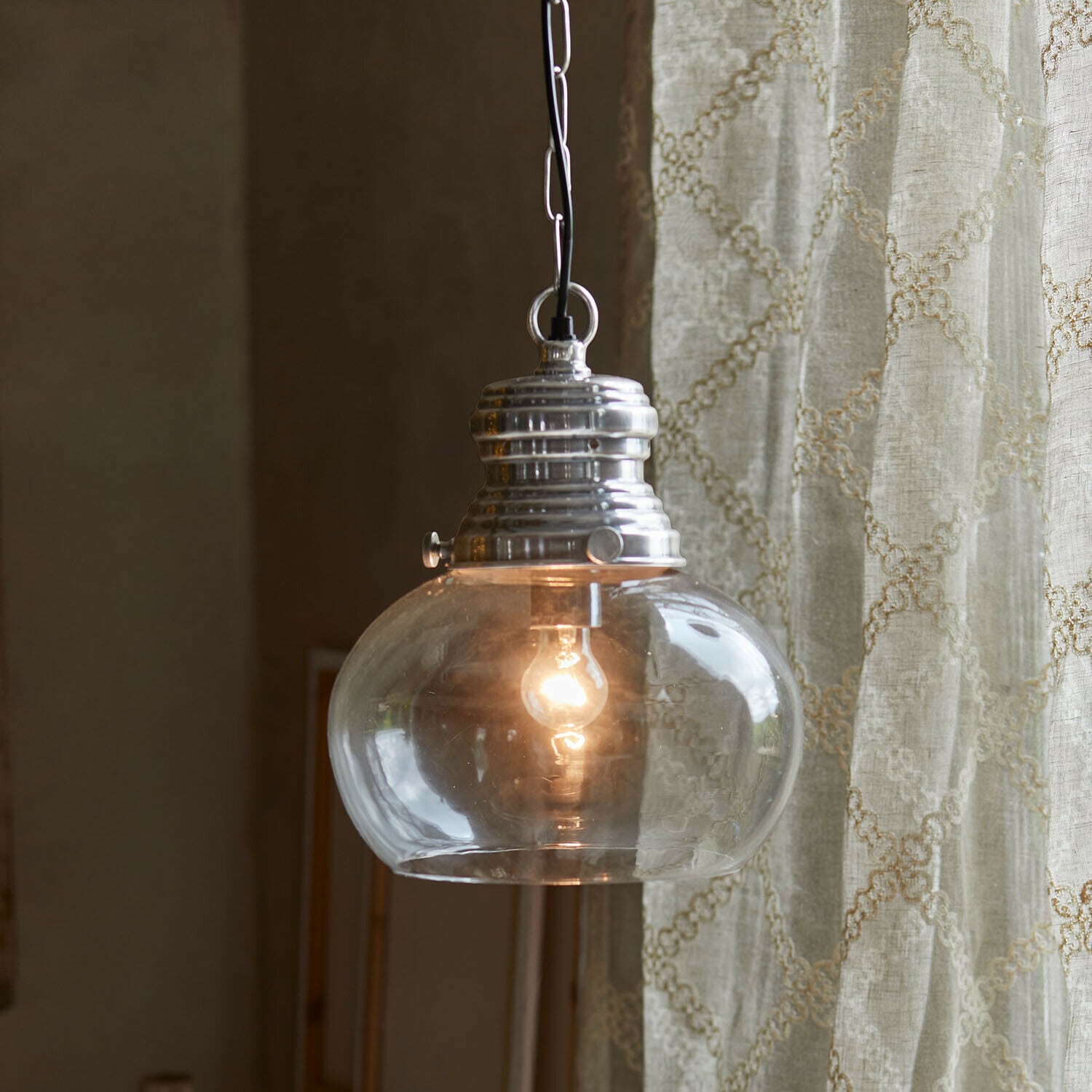 Lampa wisząca Jule Szklana lampa wisząca z metalowym srebrnym kloszem, dekoracyjna lampa sufitowa do salonu
