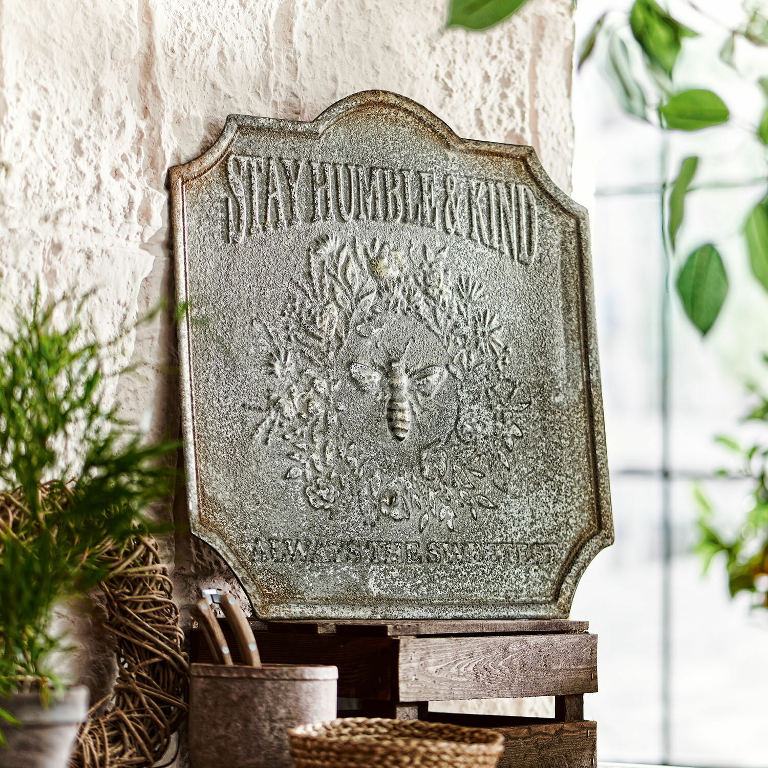 Tablica dekoracyjna Humble Metalowa dekoracja ścienna z napisem Stay Humble & Kind i motywem pszczoły w stylu vintage