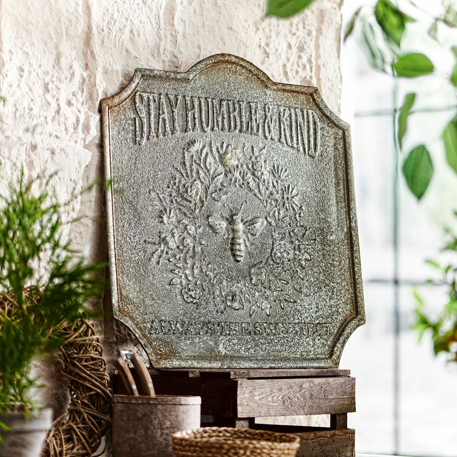 Tablica dekoracyjna Humble Metalowa dekoracja ścienna z napisem Stay Humble & Kind i motywem pszczoły w stylu vintage