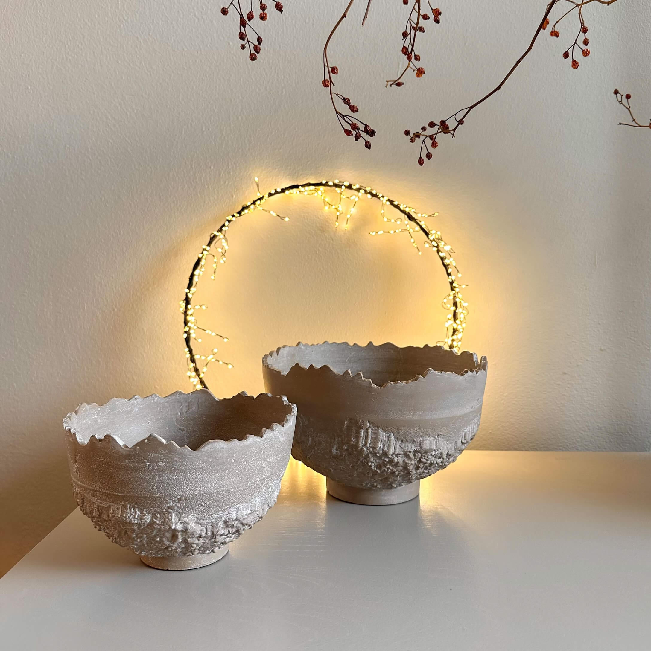 Dwie dekoracyjne miski ceramiczne w beżowym kolorze z chropowatą fakturą i nieregularnym brzegiem