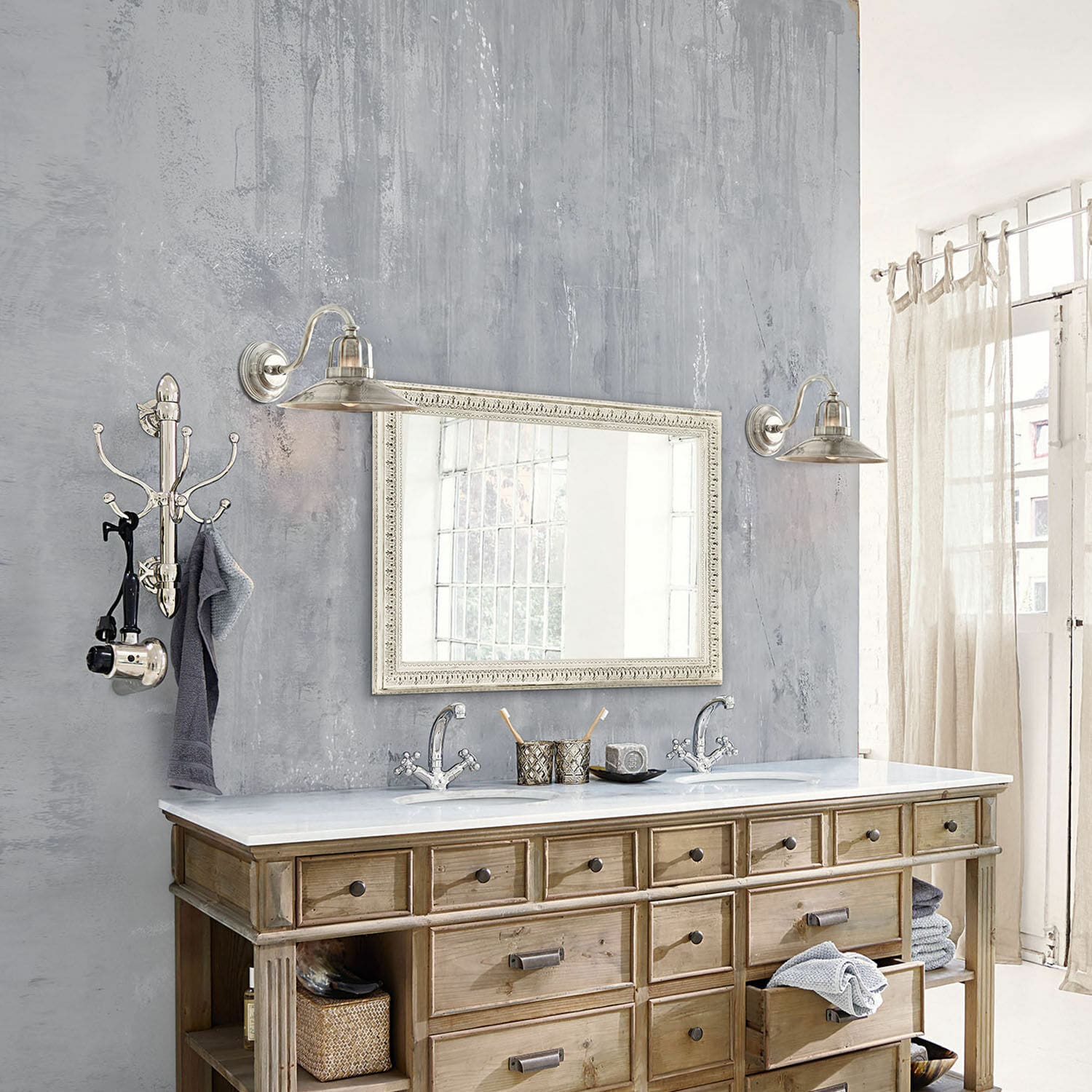 Drewniana szafka łazienkowa z białym marmurowym blatem i podwójną umywalką w stylu vintage