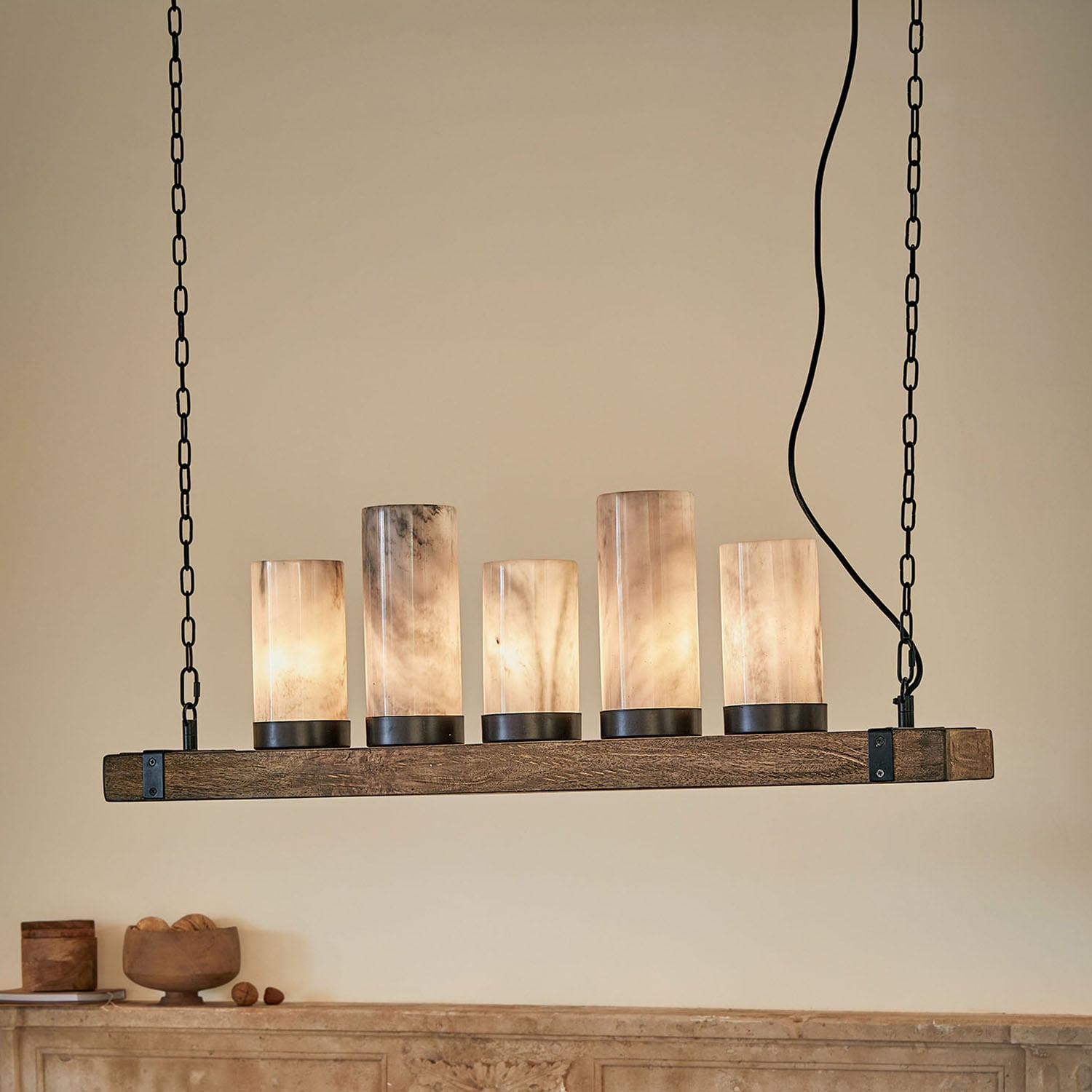 Wisząca lampa z pięcioma mlecznobiałymi kloszami i drewnianą podstawą, styl rustykalny