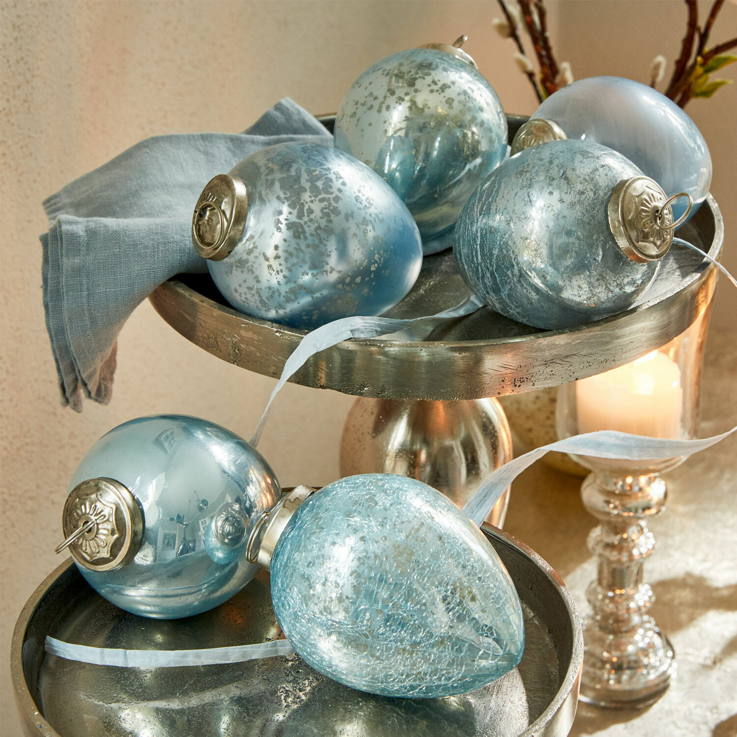 Jajko wielkanocne, zestaw 6 szt. Cataleya Zestaw niebieskich szklanych bombek świątecznych z metalowymi zawieszkami na srebrnej paterze dekoracyjnej