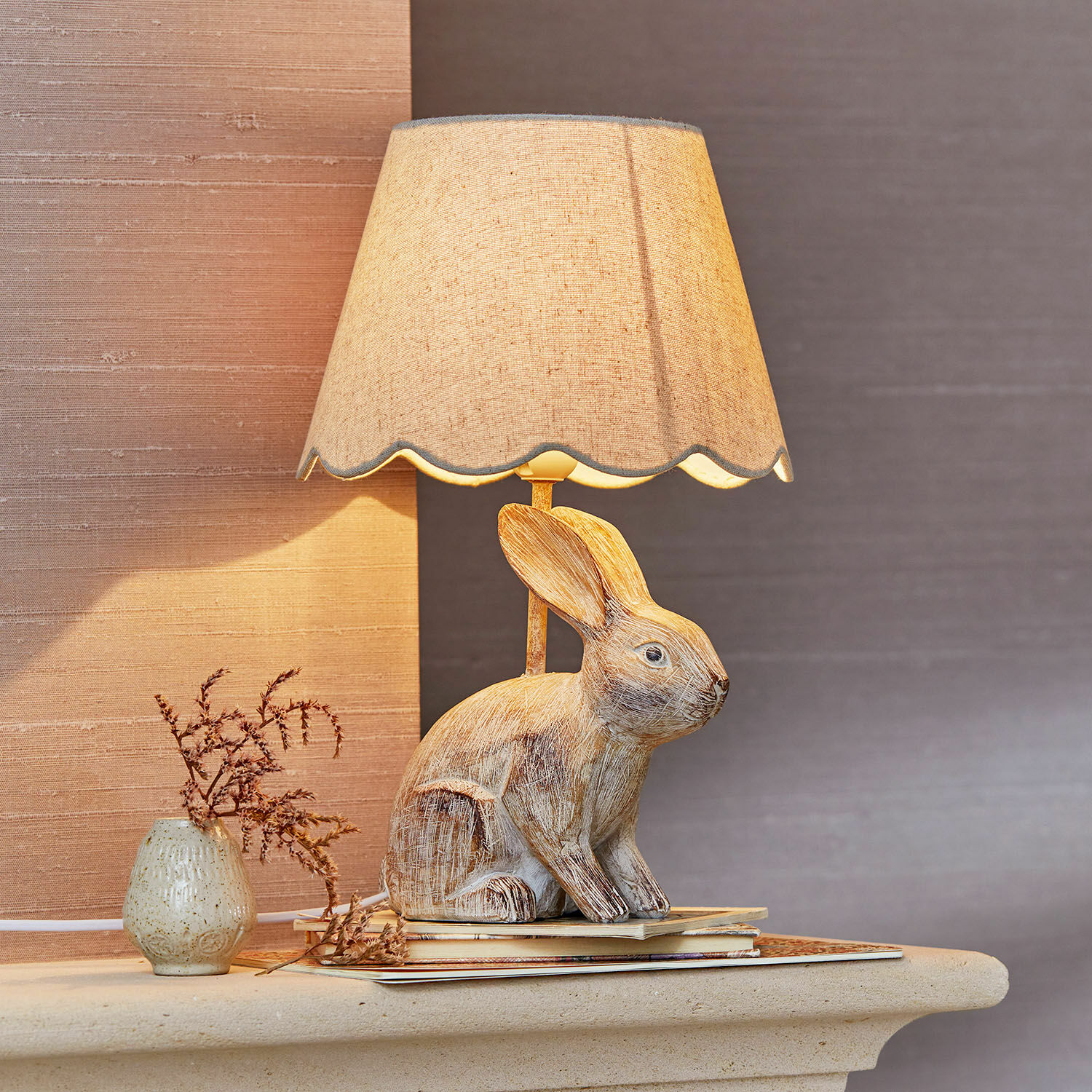 Lampa stołowa Ryen Lampka stołowa z beżowym abażurem i podstawą w kształcie królika z drewna, dekoracja do salonu