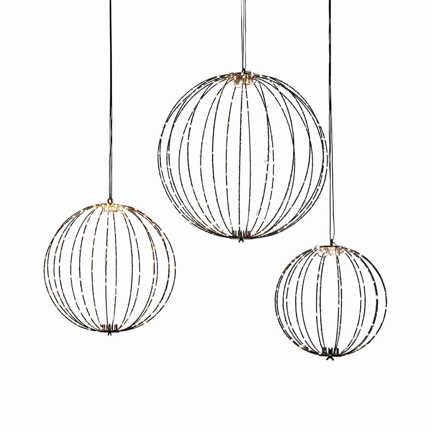 Zestaw 3 kul LED Brilliante Zestaw trzech metalowych kulistych lamp wiszących z delikatnym oświetleniem LED w czarnym kolorze