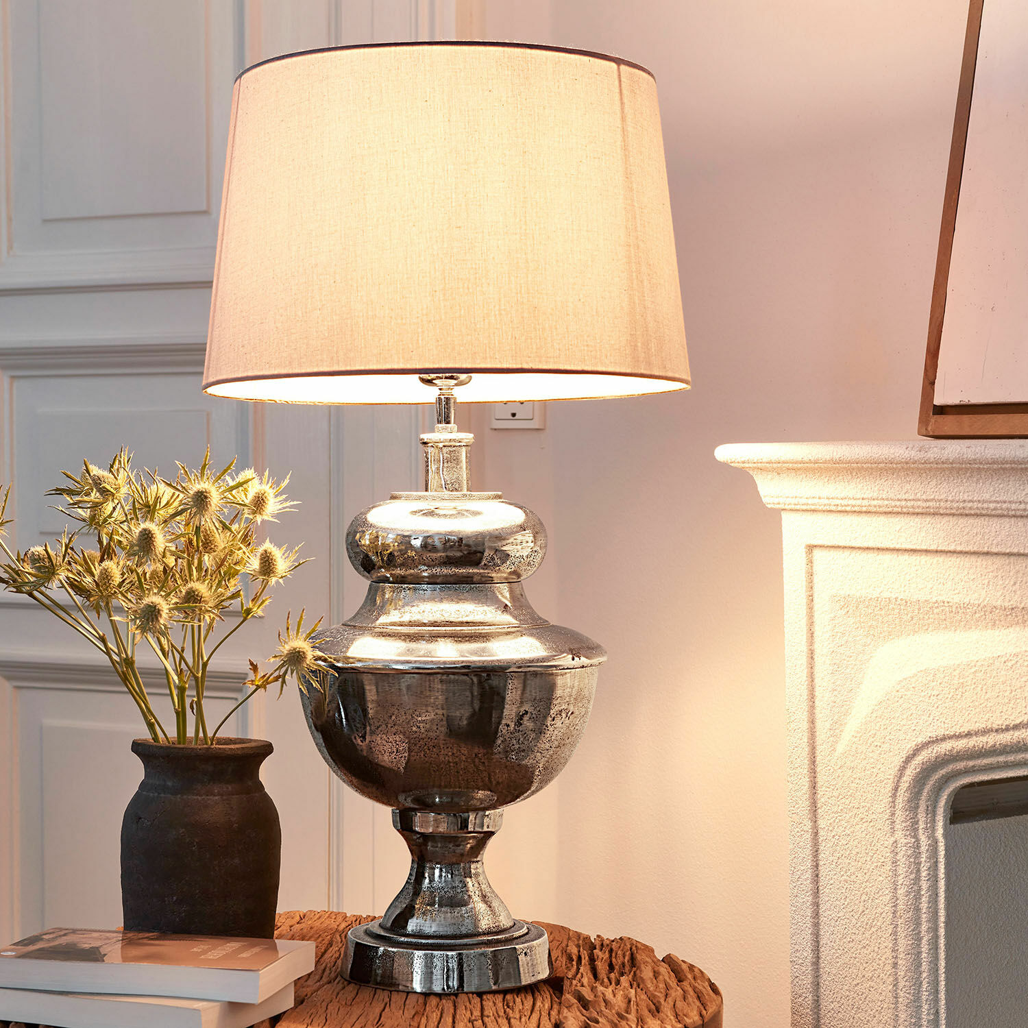 Lampa stołowa Kalvin Lampa stołowa z metalową srebrną podstawą i beżowym abażurem na drewnianym stoliku