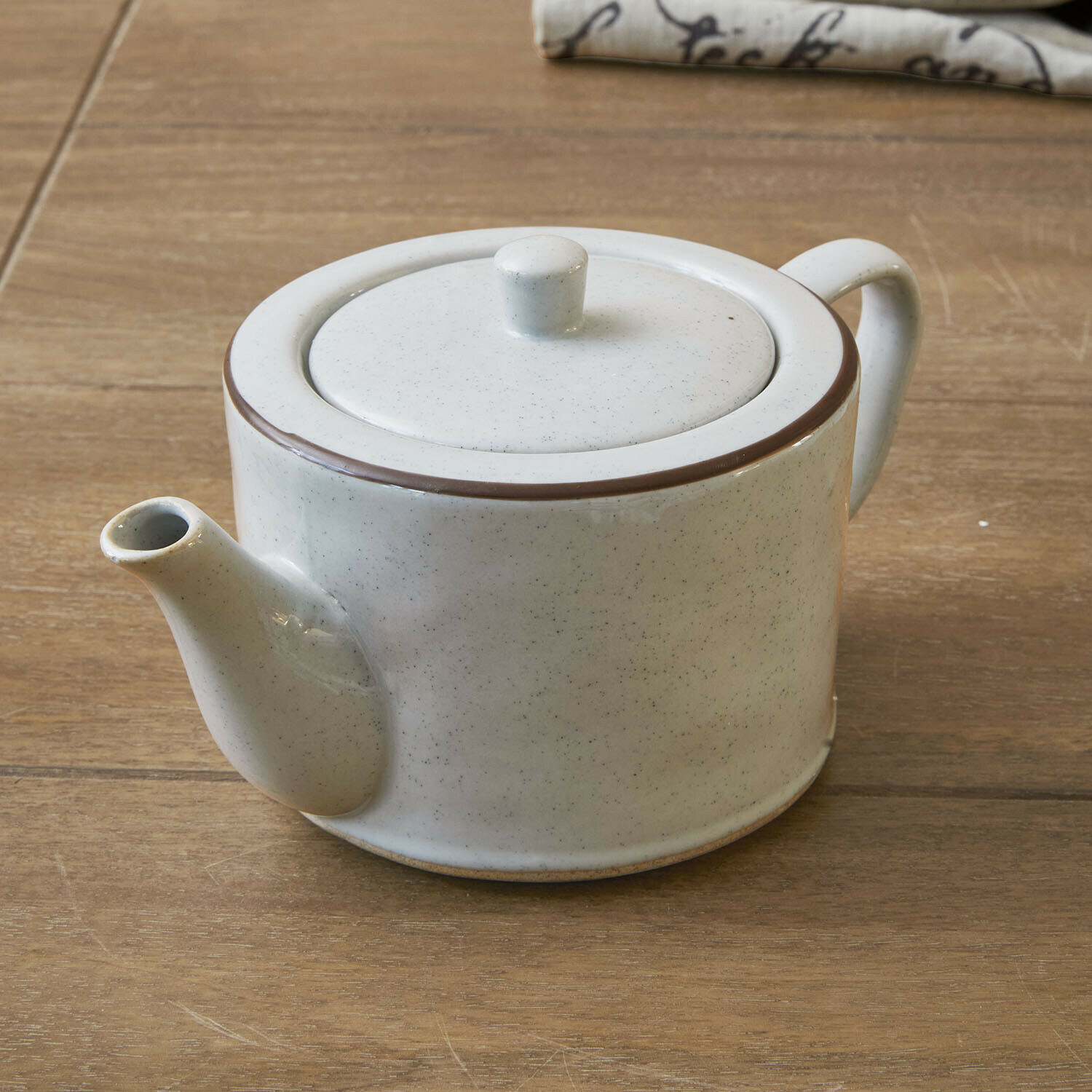 Dzbanek na herbatę Biarré Ceramiczna biała czajniczek z brązową obwódką na drewnianym stole do parzenia herbaty