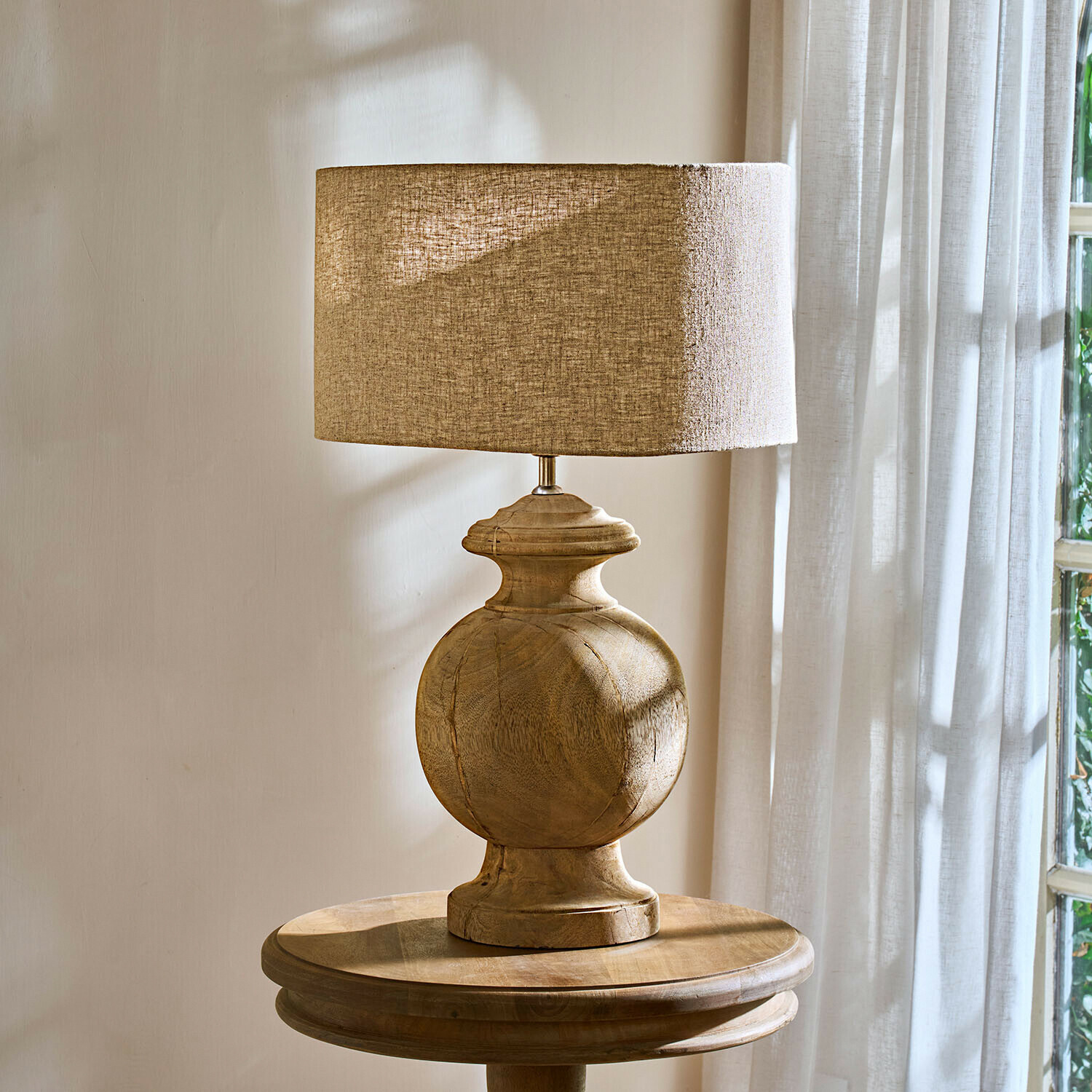 Lampka stołowa z drewnianą podstawą i beżowym abażurem, dekoracja wnętrz, naturalne materiały