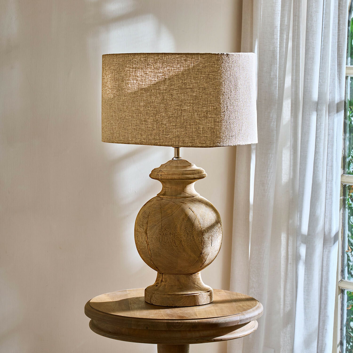 Lampa stołowa Everholt Lampka stołowa z drewnianą podstawą i beżowym abażurem, dekoracja wnętrz, naturalne materiały