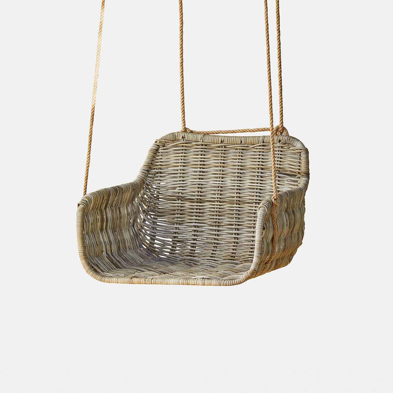 Huśtawka z rattanu w naturalnym kolorze z wygodnym siedziskiem i linami do zawieszenia