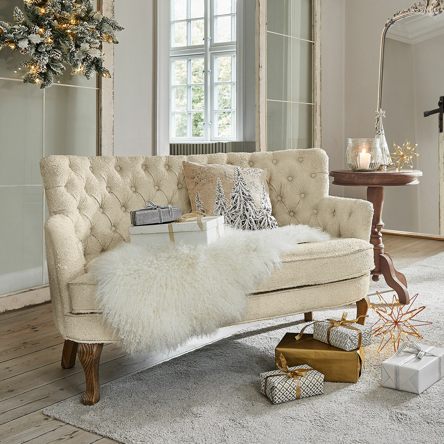Sofa Calgary Beżowa tapicerowana sofa z drewnianymi nogami, ozdobiona poduszką i futrzanym kocem, dekoracje świąteczne