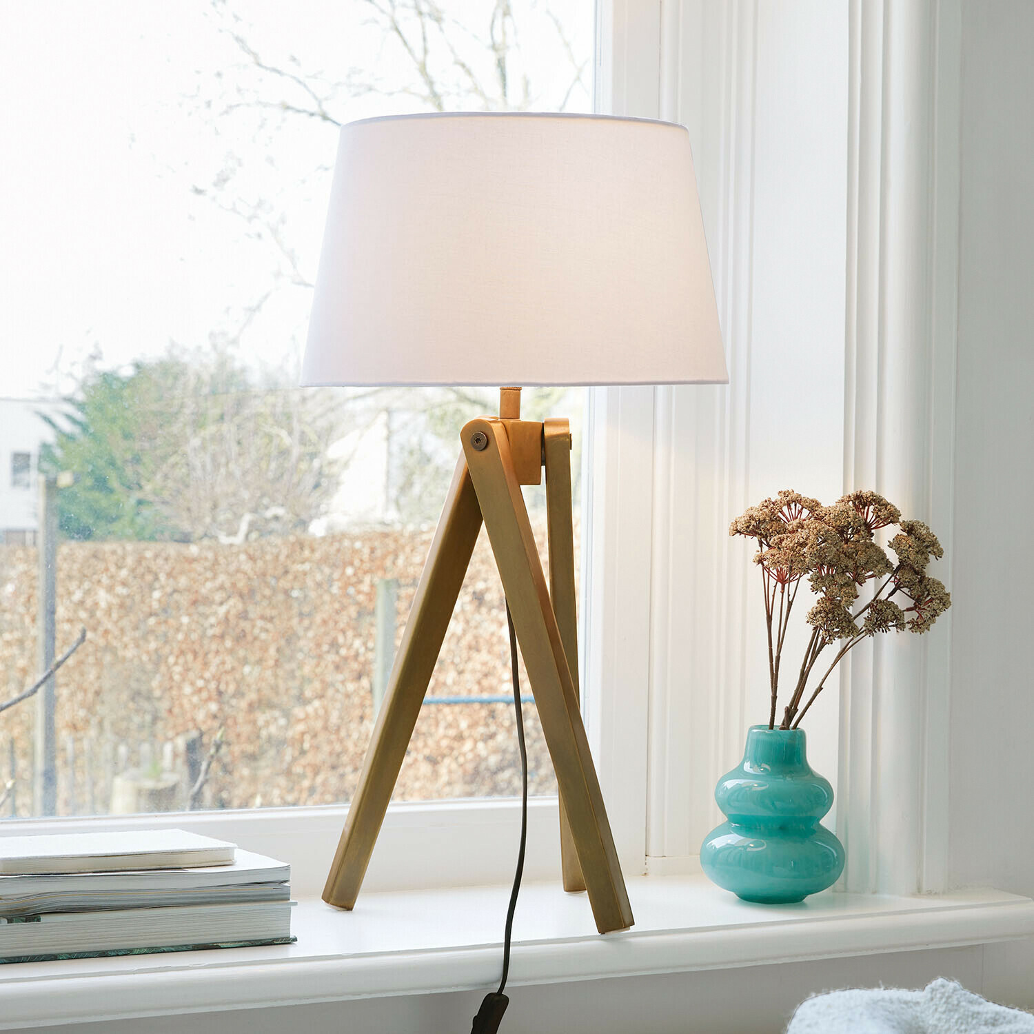 Lampa stołowa Kelvio Lampka stołowa z drewnianą podstawą i białym abażurem na parapecie z turkusowym wazonem