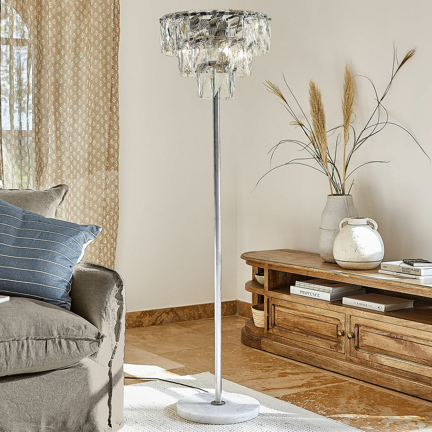 Lampa podłogowa Crystalford Lampa stojąca z kryształowym kloszem i marmurową podstawą w nowoczesnym salonie