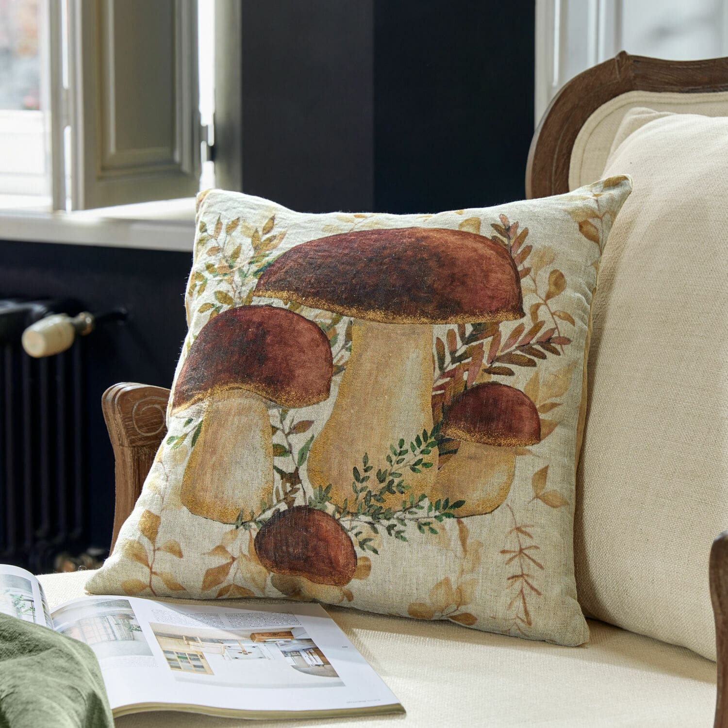 Dekoracyjna poduszka z nadrukiem grzybów w brązowych i beżowych odcieniach na lnianym materiale