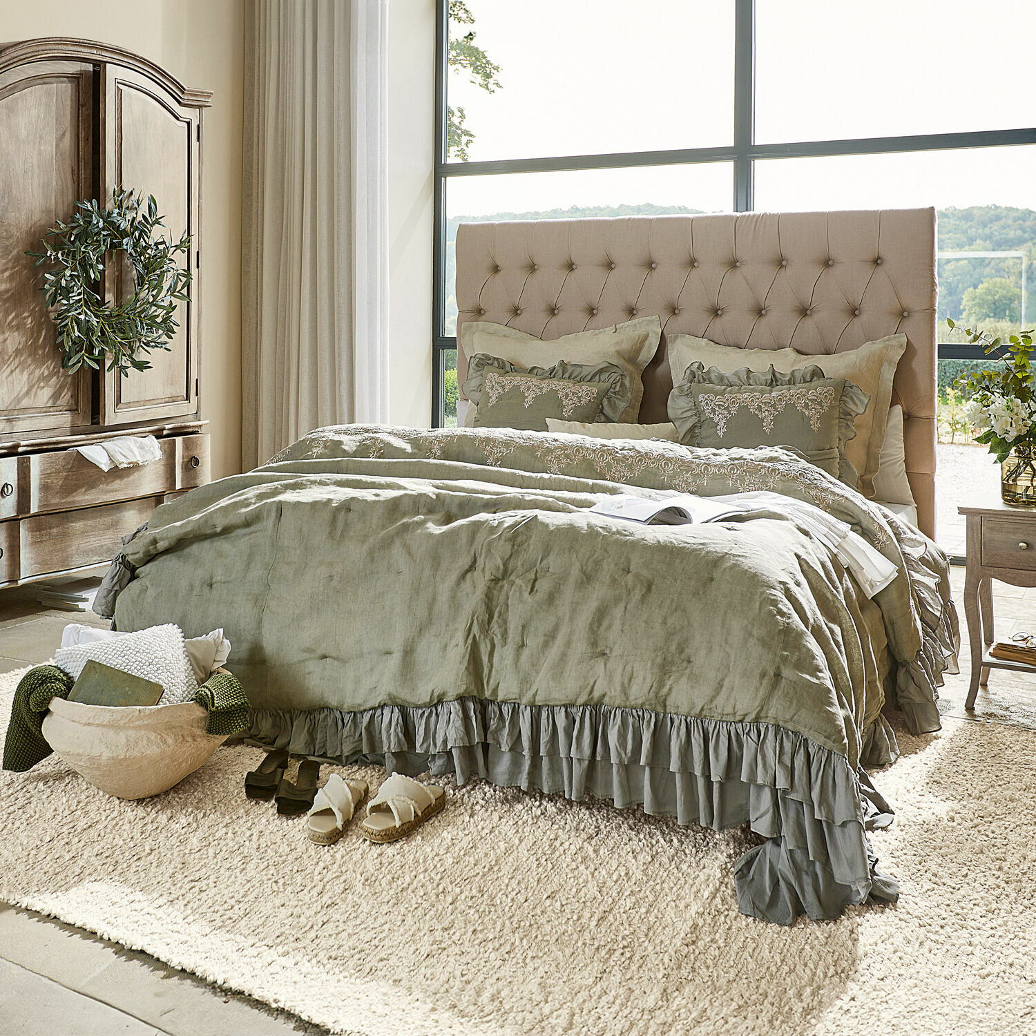 Łóżko Benton Przytulna sypialnia z beżowym pikowanym zagłówkiem i zieloną pościelą lnianą z falbanami