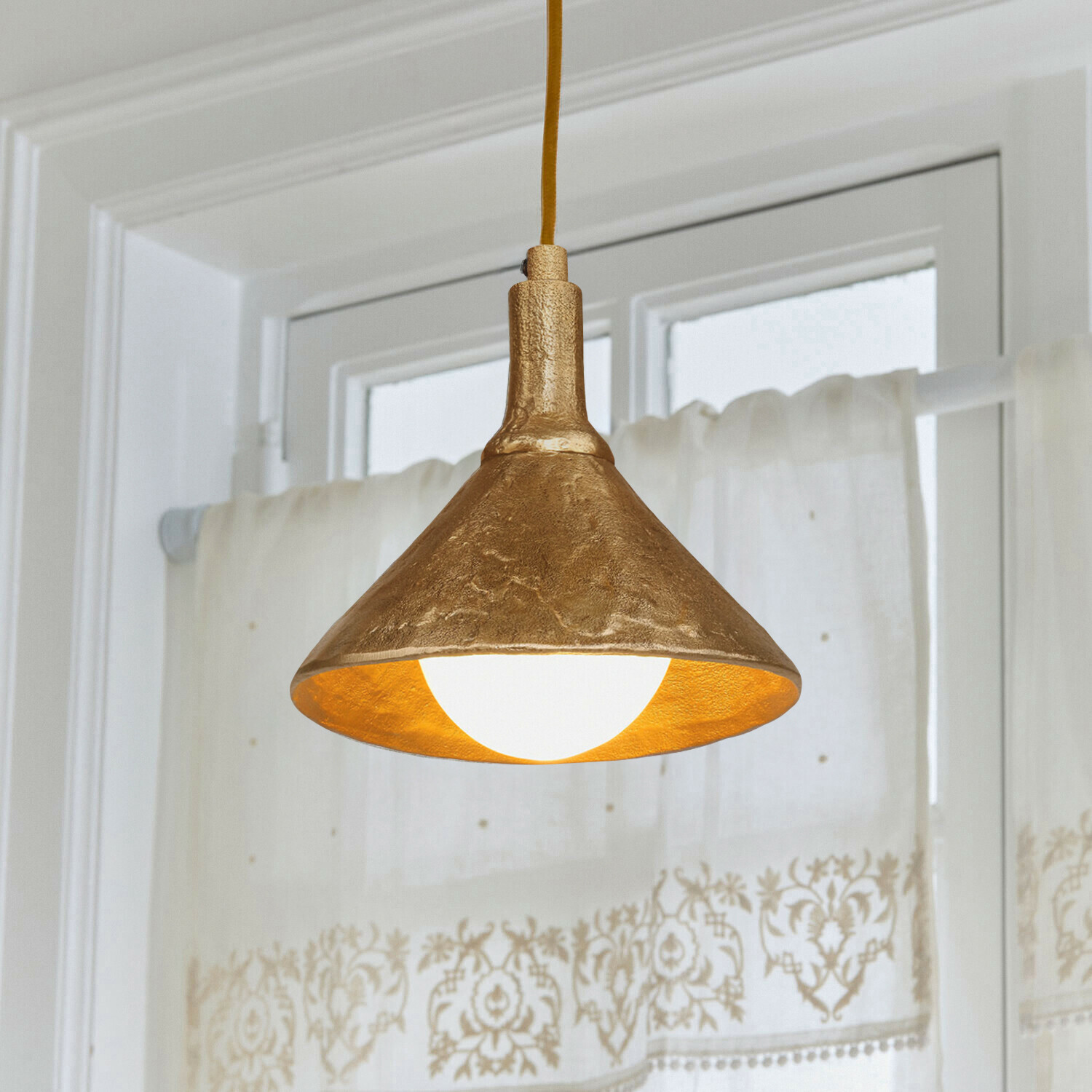 Lampa wisząca Quenlivre Złota metalowa lampa wisząca z teksturowanym kloszem i białą żarówką, dekoracyjna lampa sufitowa
