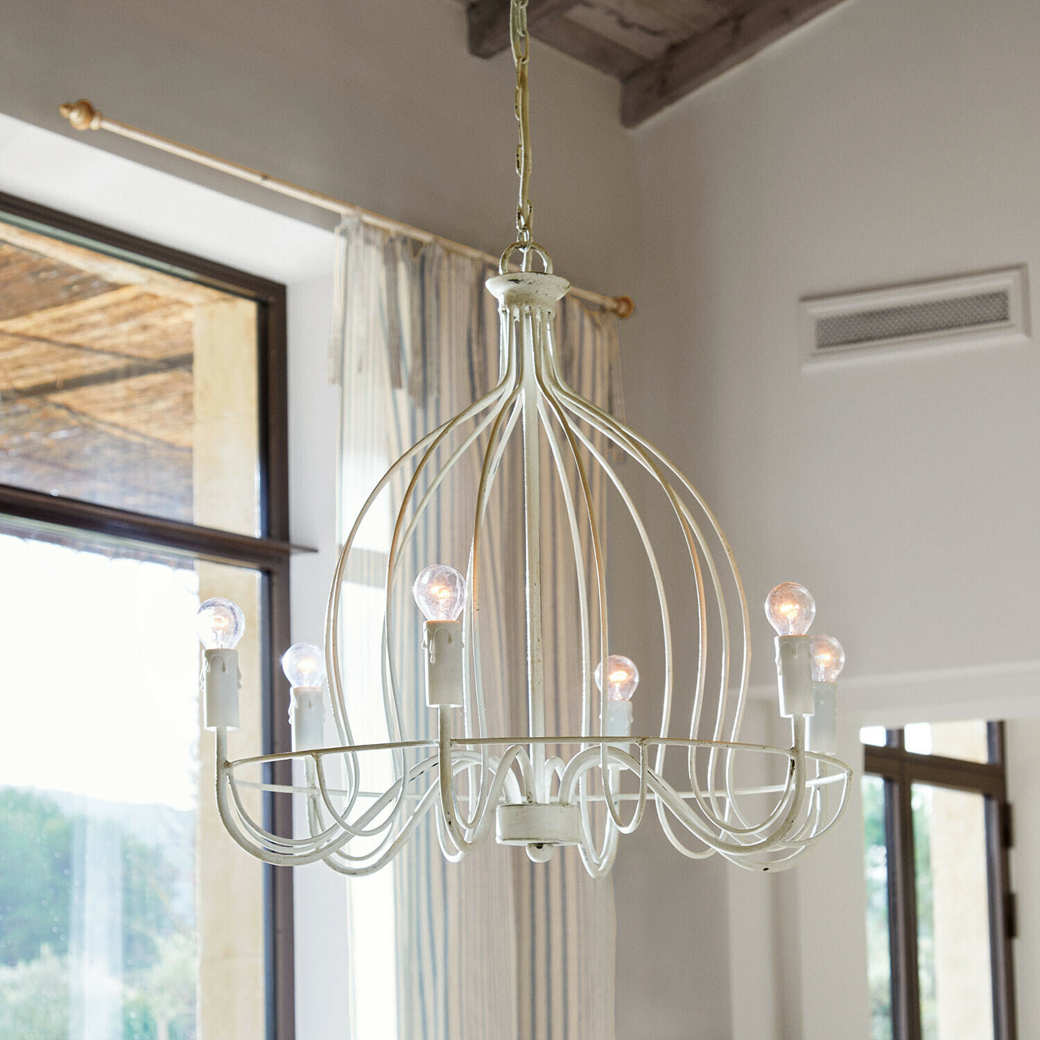 Biały metalowy żyrandol w stylu vintage z ośmioma żarówkami, dekoracyjny element oświetlenia do salonu