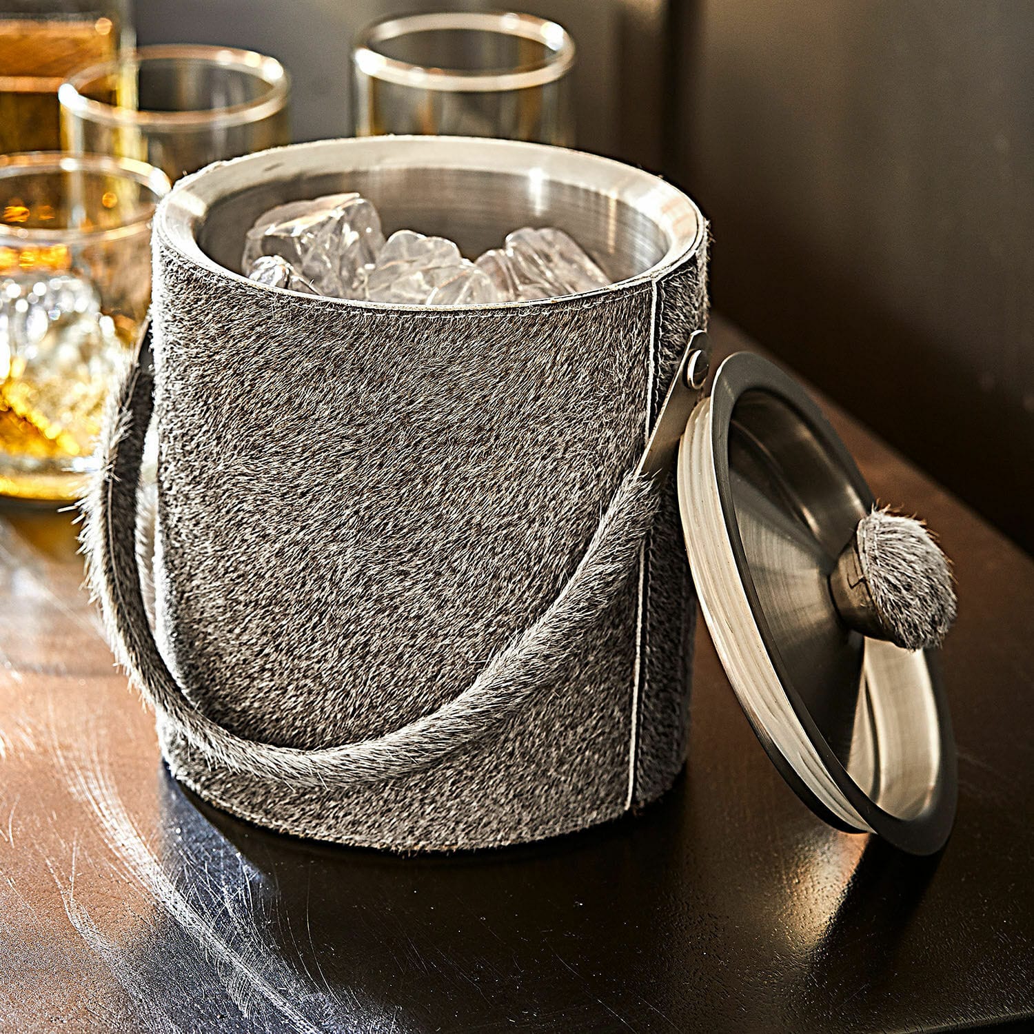 Wiaderko na lód z pokrywką i uchwytem, pokryte szarą futrzaną tkaniną, stal nierdzewna, akcesoria barowe
