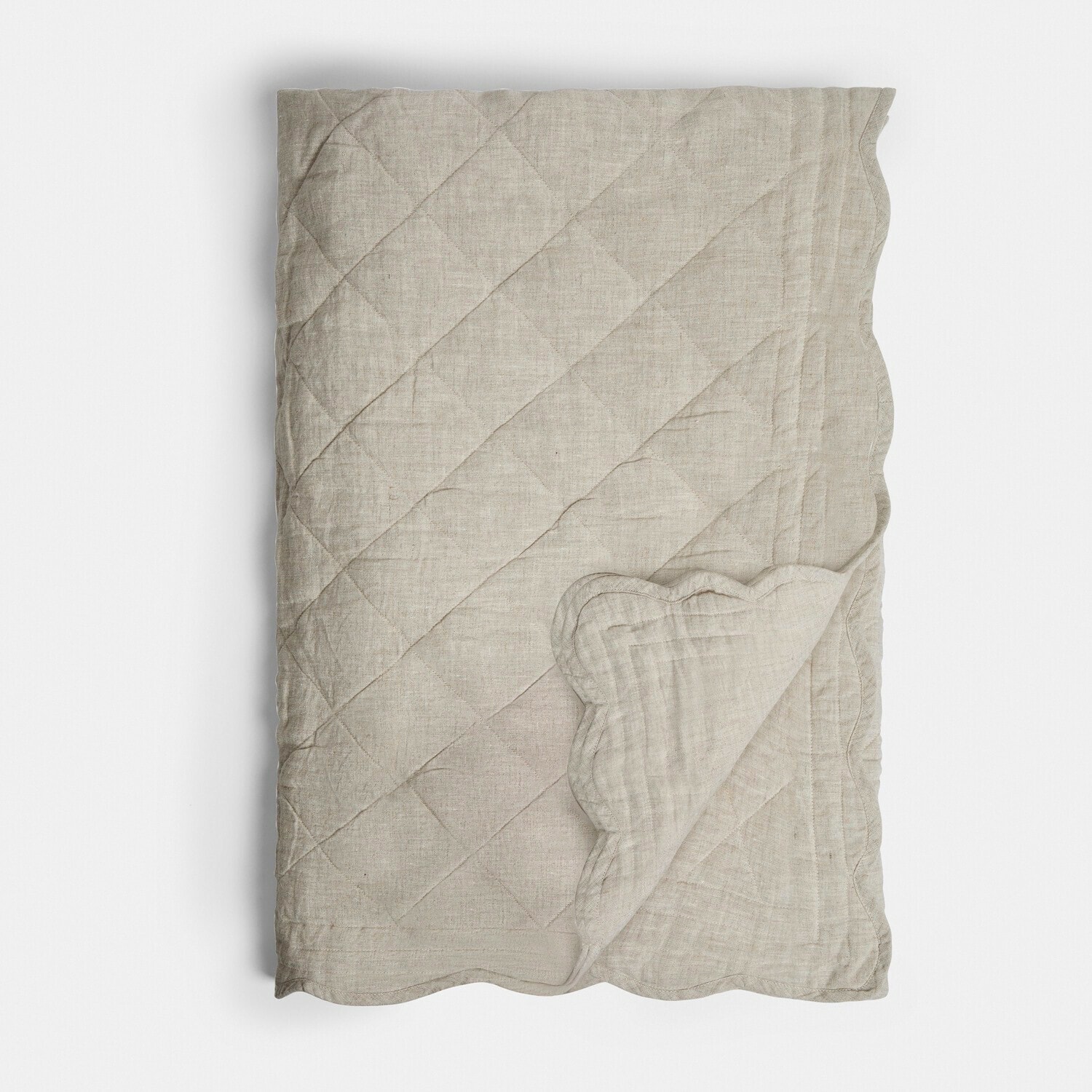 Beżowa pikowana narzuta z lnu z ozdobnym falowanym brzegiem, miękka i naturalna tkanina do sypialni