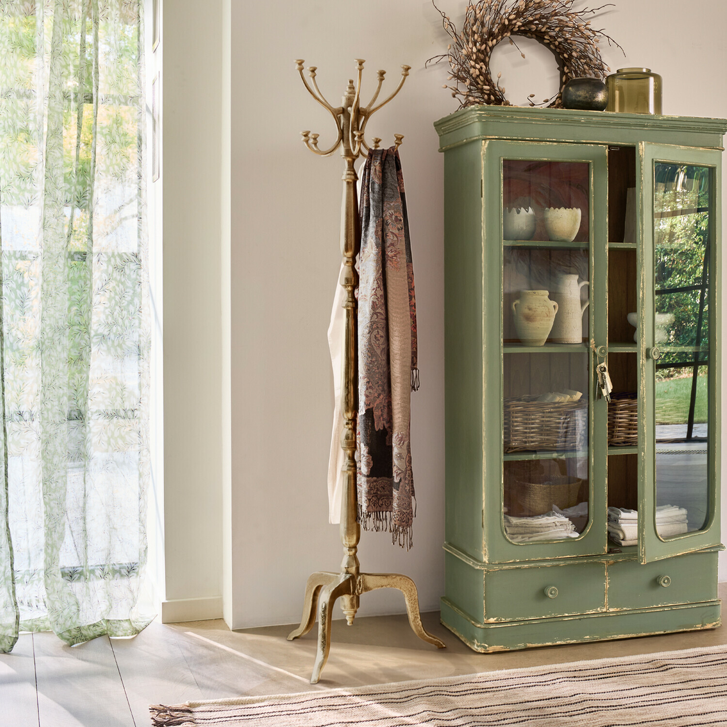 Stojak na ubrania z metalu w kolorze starego złota w klasycznym stylu do przedpokoju