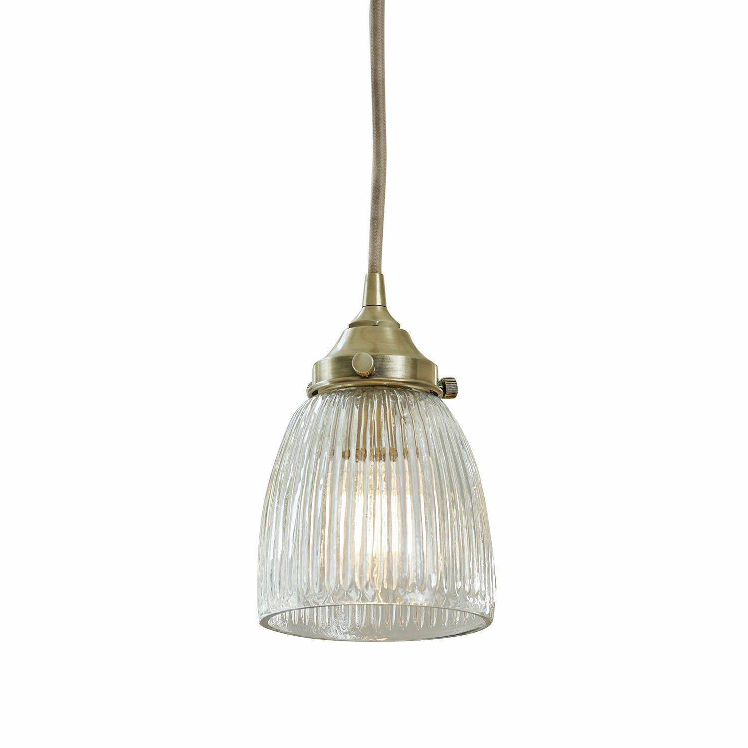 Lampa wisząca Tanaelva Szklana lampa wisząca z prążkowanym kloszem i mosiężnym wykończeniem, oświetlenie wnętrz vintage