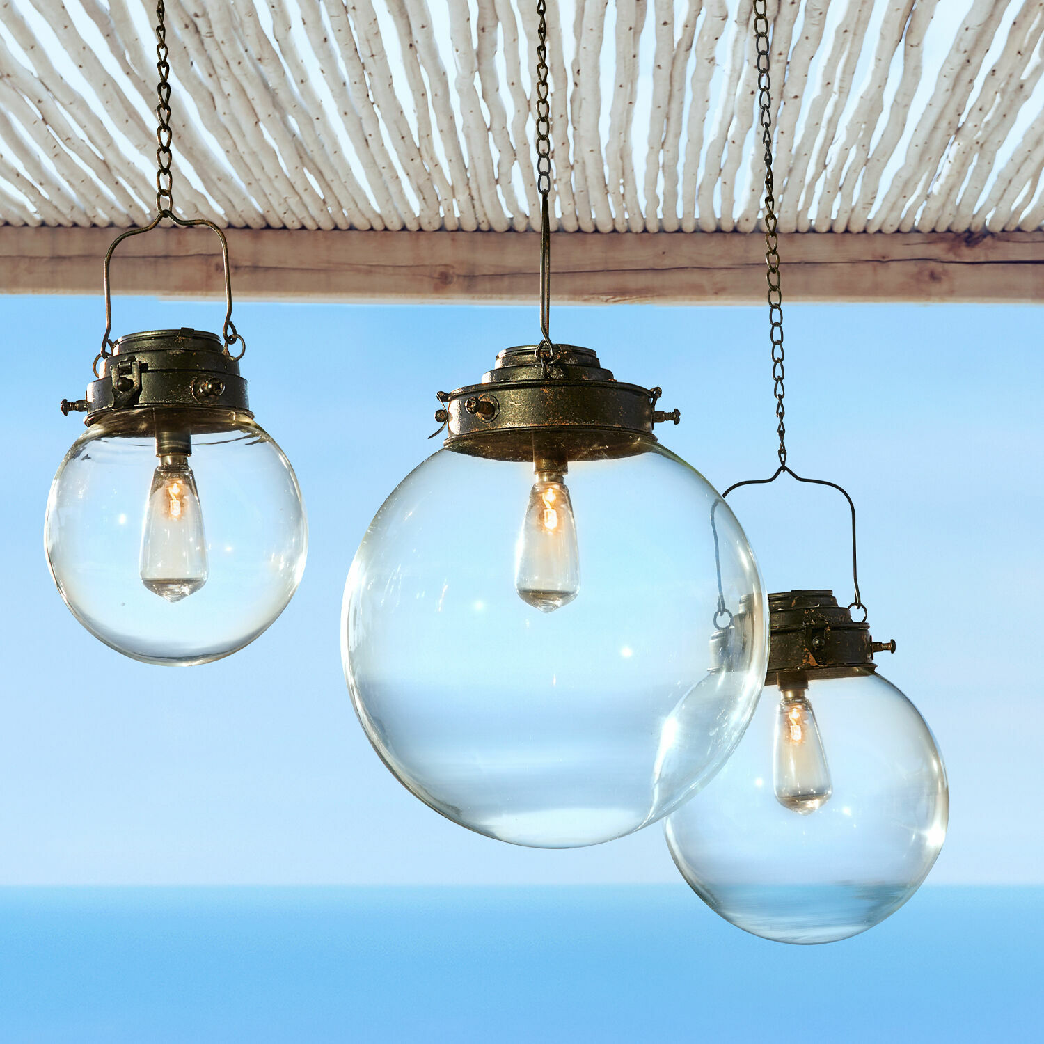 Lampa solarna, zestaw 3 szt. Celare Zestaw trzech szklanych lamp wiszących z metalowymi elementami w stylu vintage na tle nieba