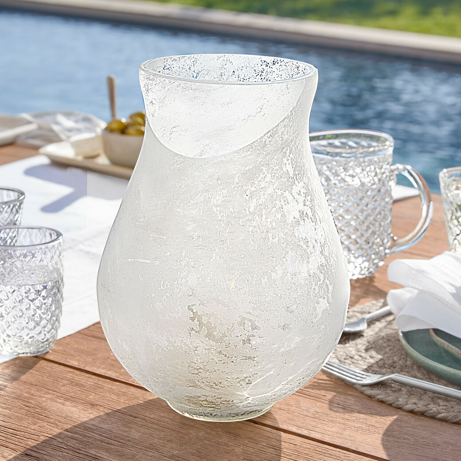 Przezroczysty dzbanek z matowego szkła na stół ogrodowy, idealny do serwowania napojów na zewnątrz