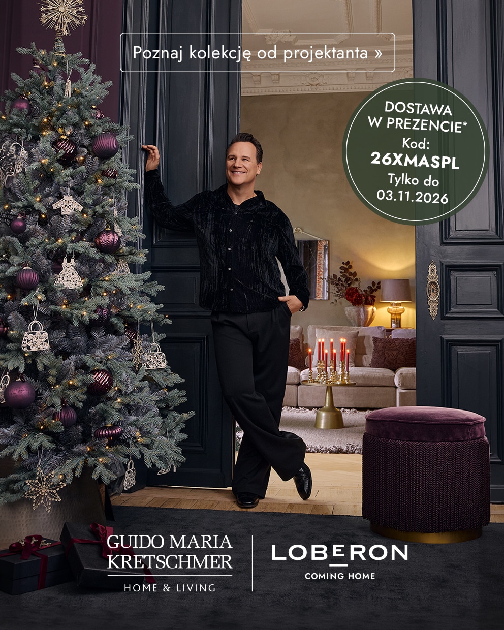 Elegancka choinka z fioletowymi i srebrnymi ozdobami oraz mężczyzna w czarnym stroju w stylowym wnętrzu